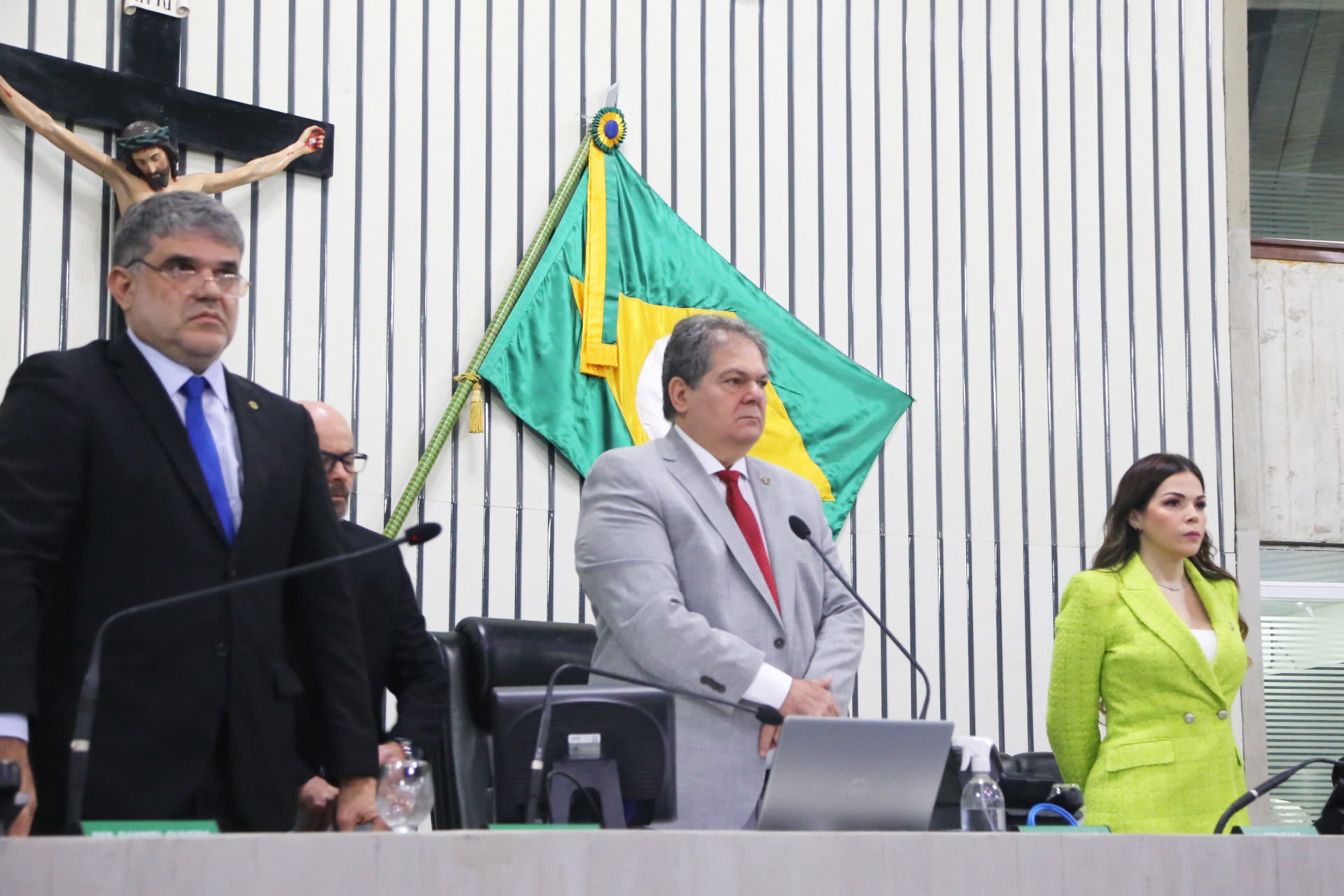 Minuto de silêncio, durante a abertura da sessão plenária em alusão ao falecimento da presidente da Câmara Municipal de Juazeiro do Norte, Yanny Brena