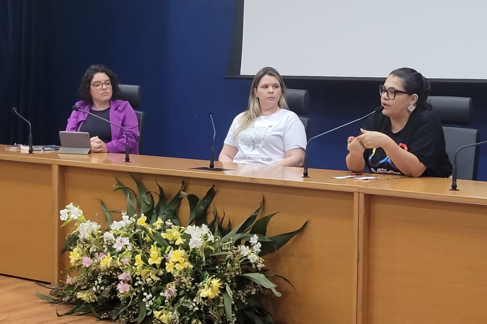 Temas do filme foram debatidos por Natasha Auto e Renata Mota, com mediação de Carina Diógenes (centro) - Foto: Divulgação/Núcleo de Comunicação Interna da Alece