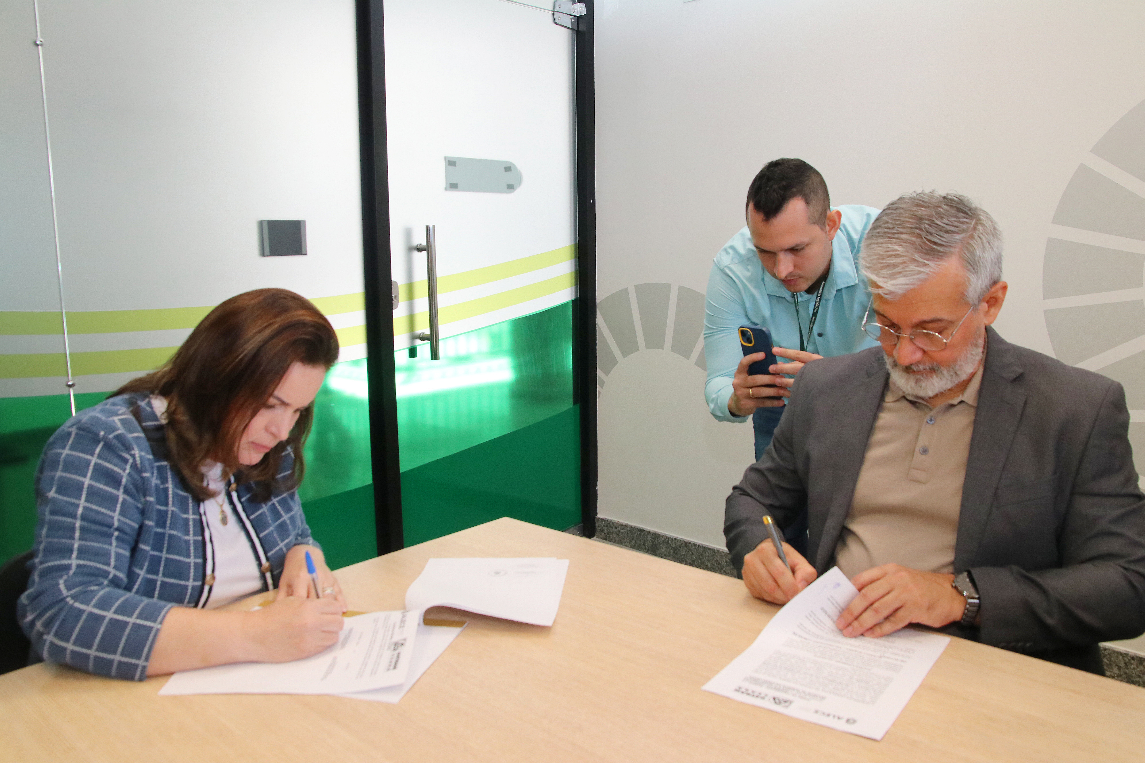 Primeira-dama, Cristiane Leitão e superintendente do Detran-CE, Michel Matos assinam termo de cooperação técnica