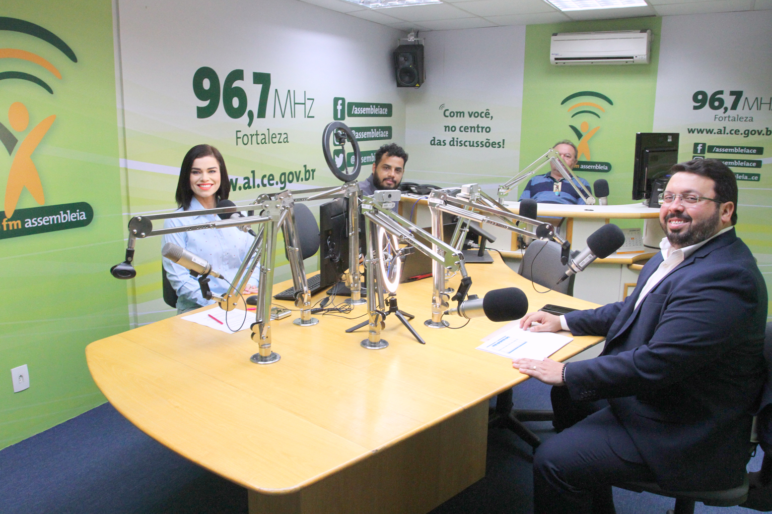 Apresentadora Kézya Diniz conversa com secretário do Trabalho do Estado, Vladyson Viana