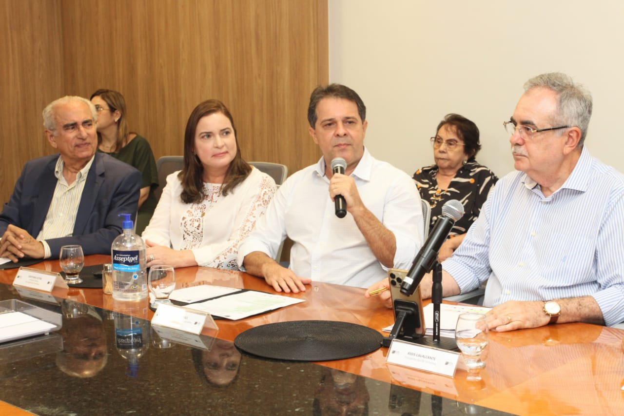 Primeira-dama da Alece, Cristiane Leitão; presidente da Alece deputado Evandro Leitão, e presidente da CDL, Assis Cavalcante.   Foto: Júnior Pio