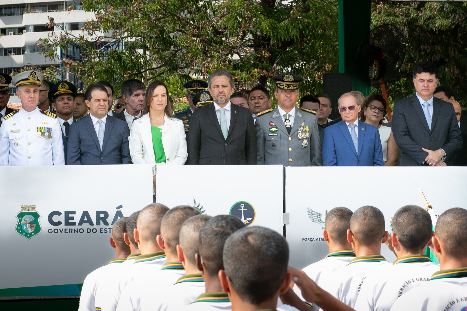 Parlamentares acompanharam os desfiles ao lado do governador Elmano de Freitas, da primeira-dama do Ceará, Lia de Freitas, dentre outras autoridades