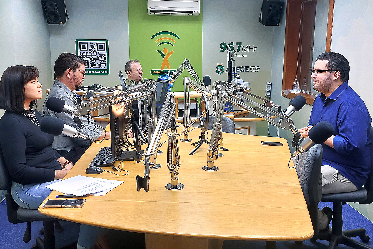 A jornalista Kézya Diniz entrevista o médico psiquiatra Helder Gomes