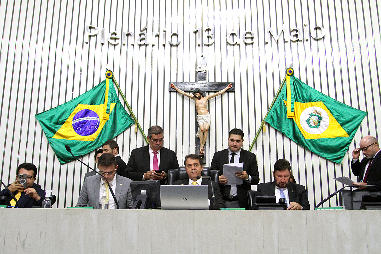 Votação durante sessão plenária desta terça-feira