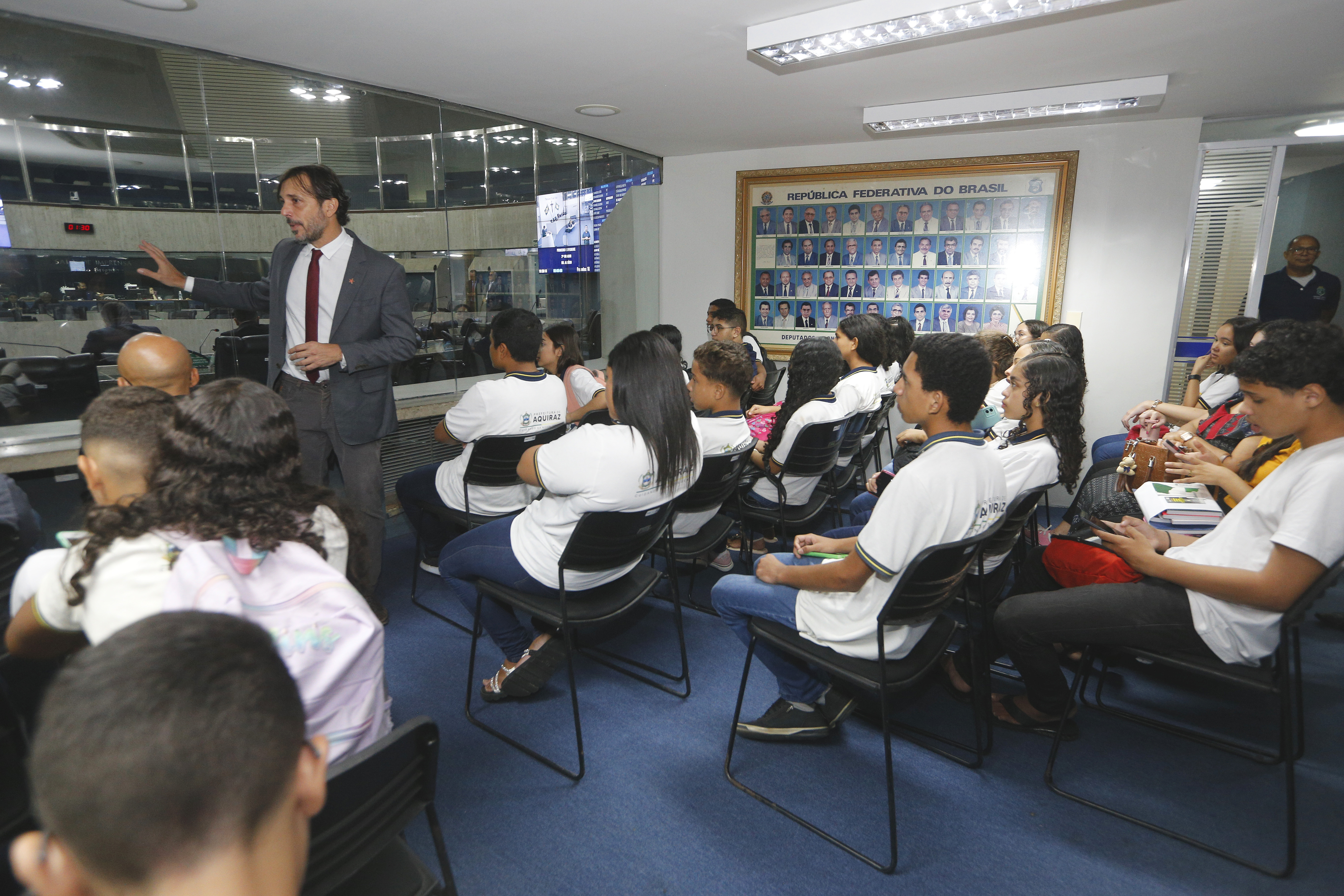 Deputado Guilherme Sampaio conversa com alunos da Escola Municipal de Ensino Fundamental de Batoque