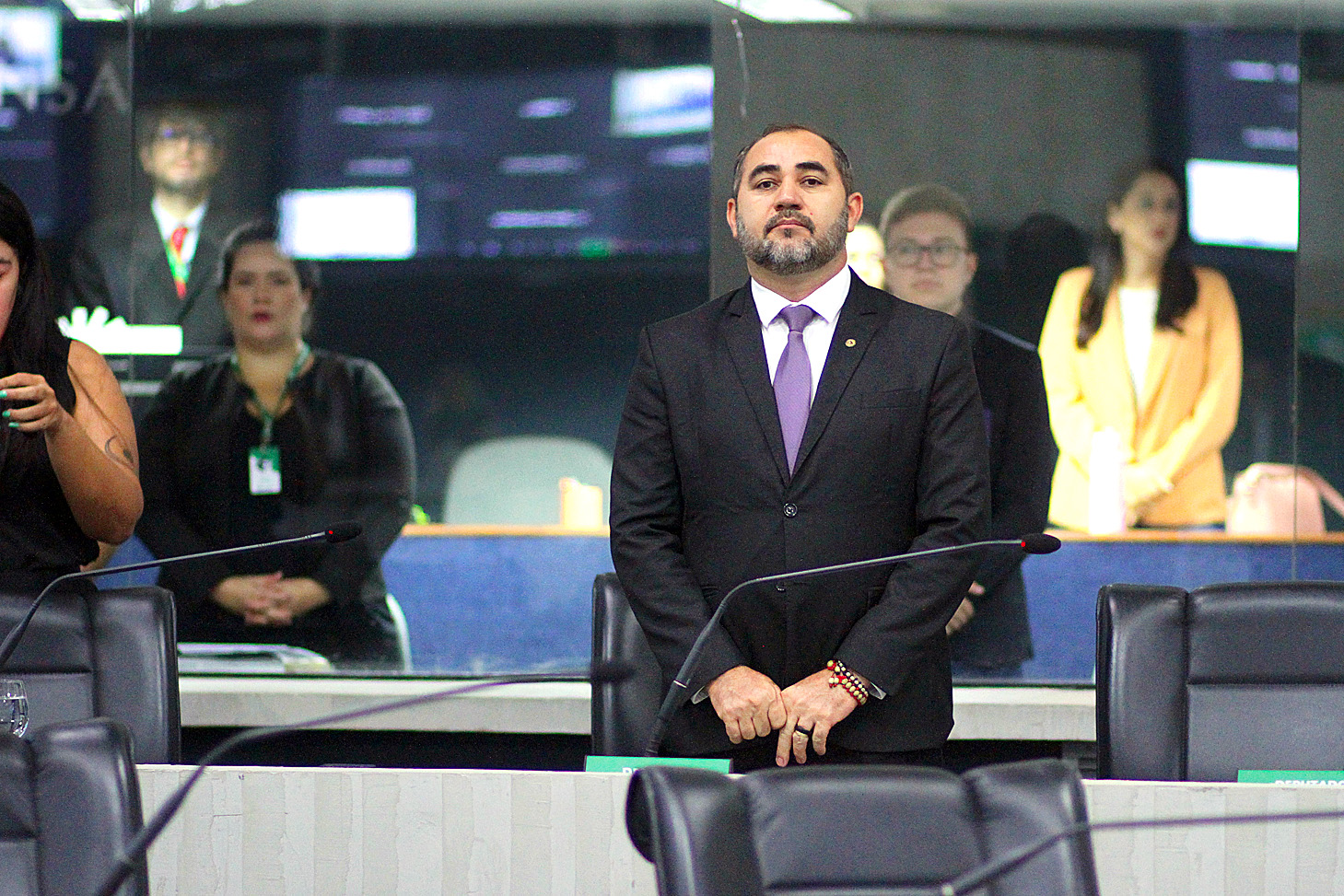 Minuto de silêncio durante a sessão plenária