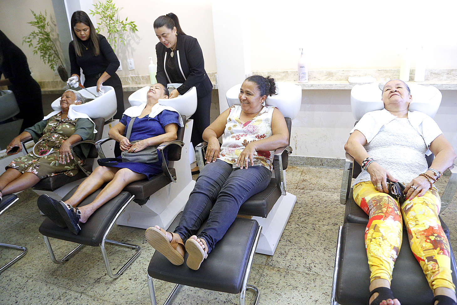 Moradoras da comunidade João XXIII participam de um dia de autocuidado em um salão de beleza, em alusão ao Dia das mães