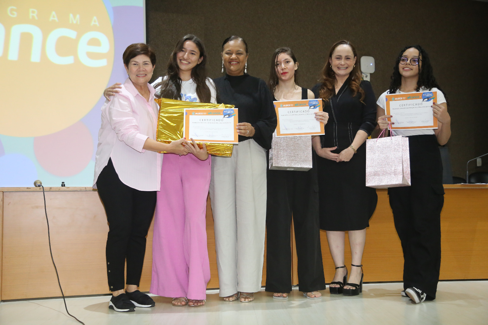 Deputada Jô Farias (PT), secretária Sandra Monteiro (blusa preta) e juíza Deborah Cavalcante (vestido preto) e estudantes premiadas