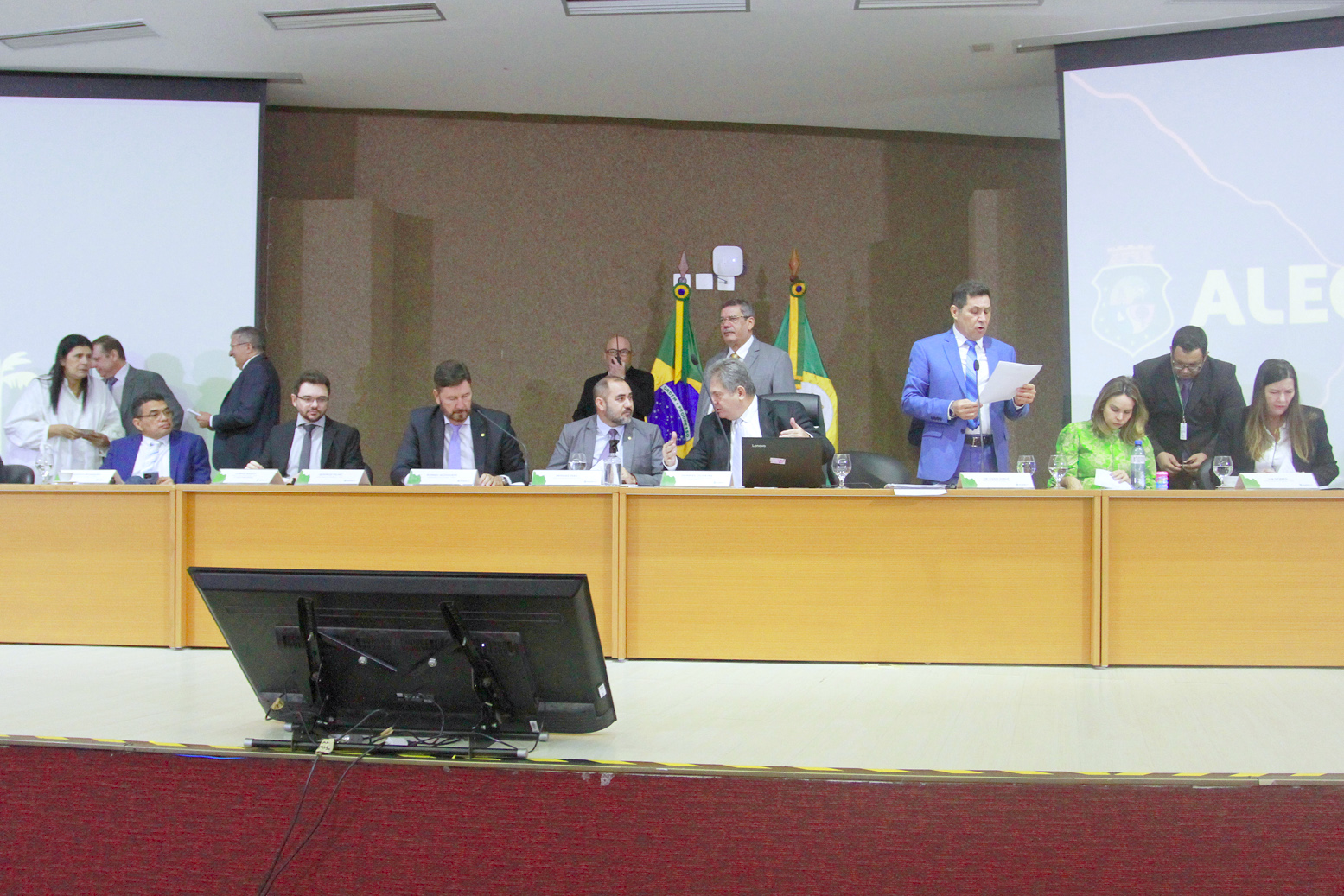 Votação durante sessão plenária desta quinta-feira