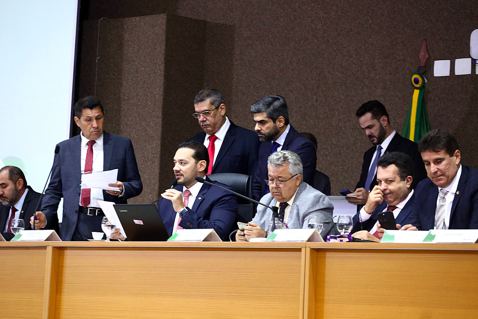 Votação durante sessão plenária desta terça-feira