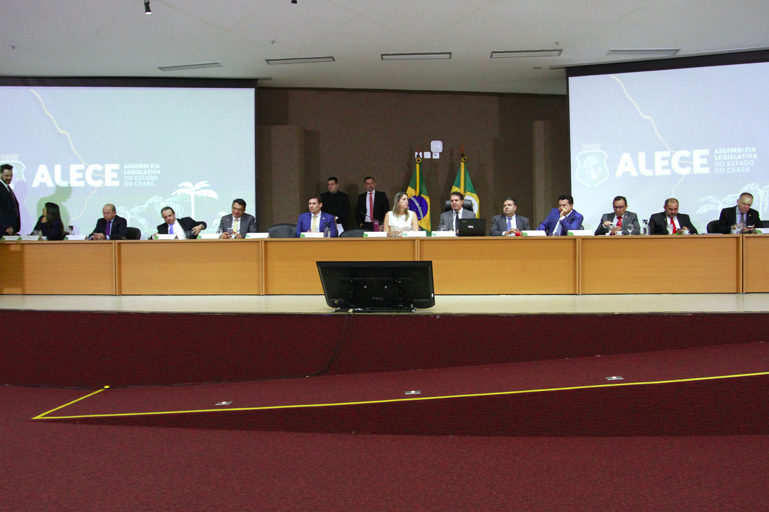 Votação durante sessão plenária desta terça-feira