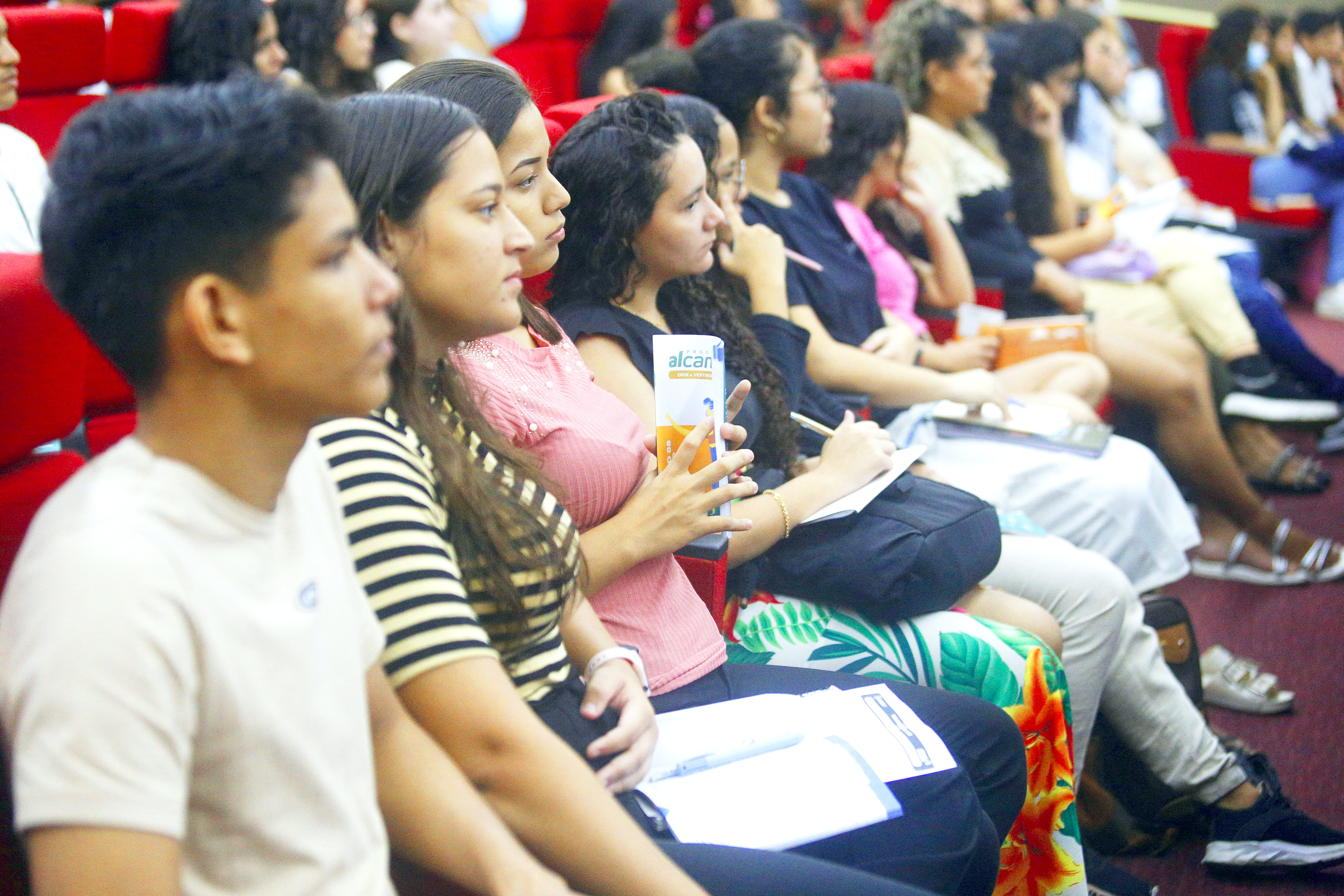 O público-alvo do Programa Alcance são jovens em preparação para o Enem e em busca de qualificação profissional.