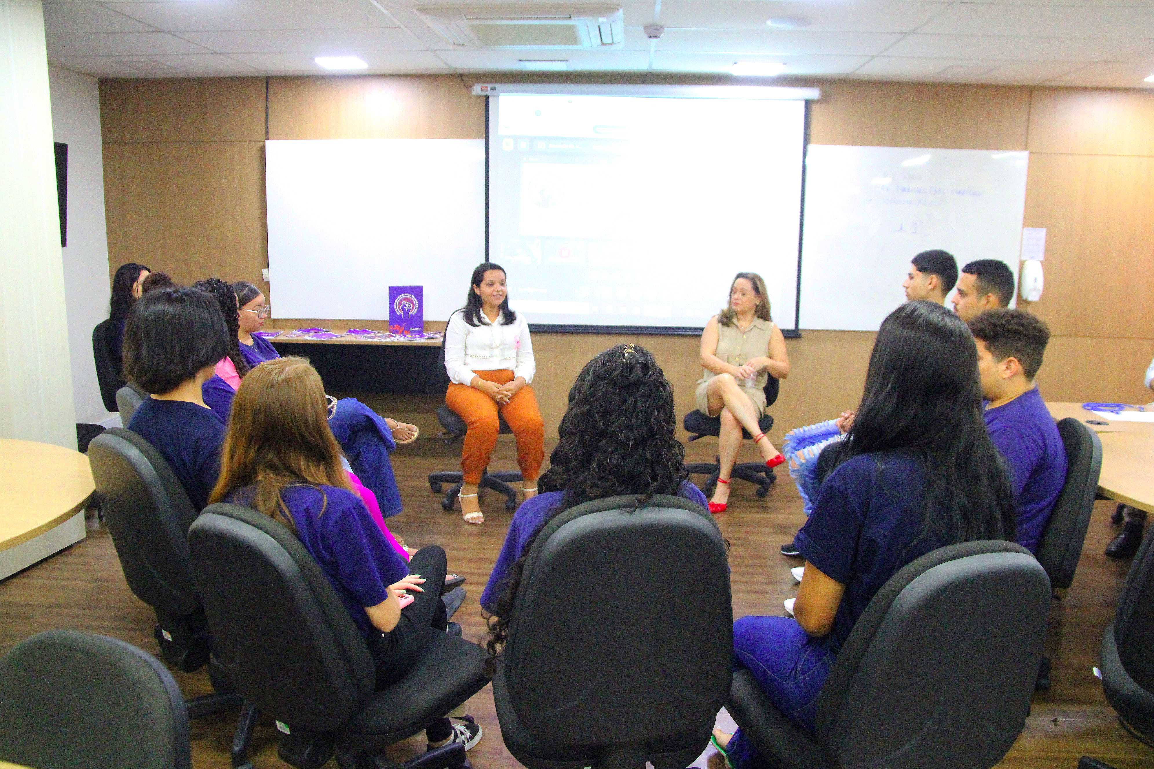 Estudantes acompanham conteúdo sobre os tipos de assédio do dia a dia. Foto: