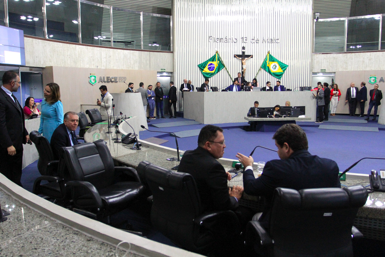 Votação durante sessão plenária desta quarta-feira