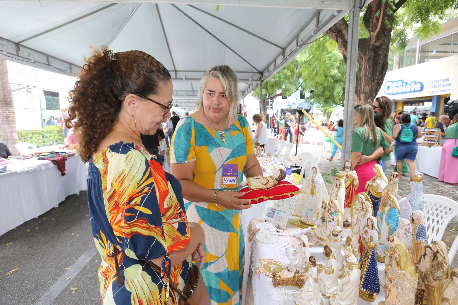Público teve acesso ao comércio de artigos sacros