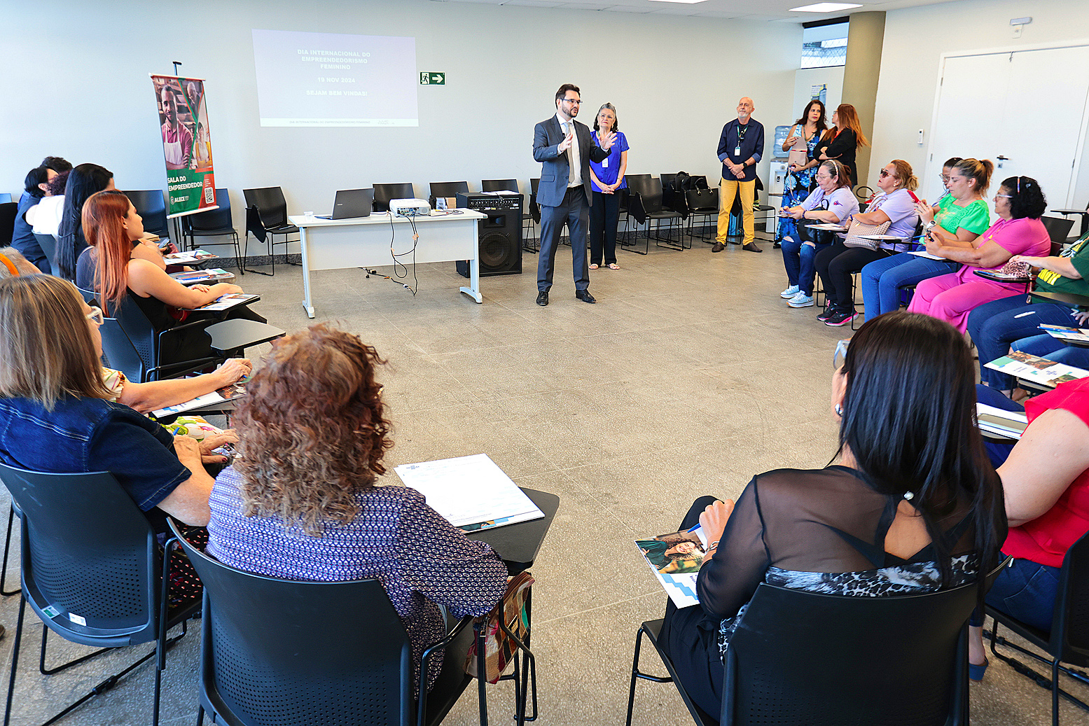 O deputado Alysson Aguiar recepciona as empreendedoras na capacitação
