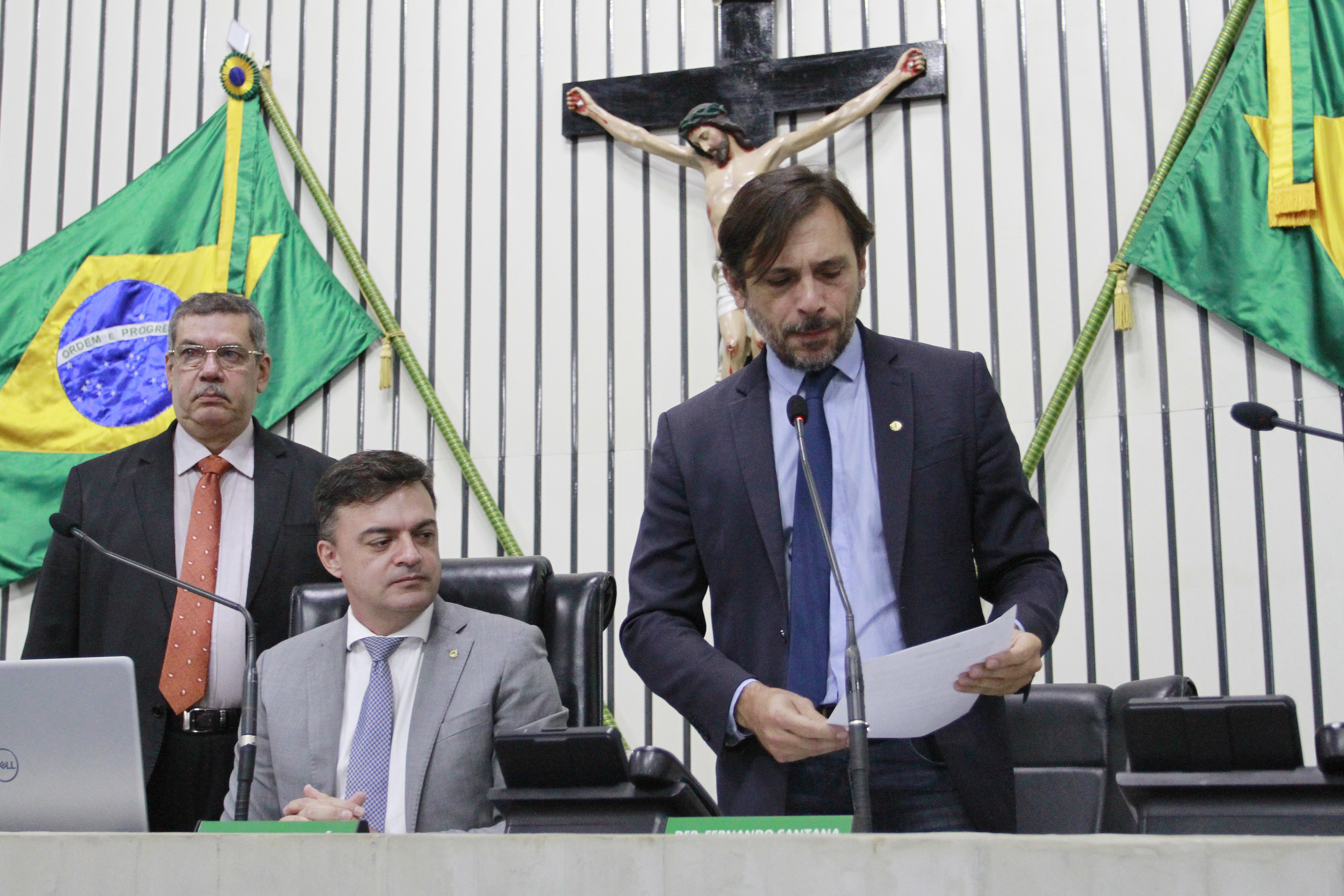 Votação durante sessão plenária desta quarta-feira