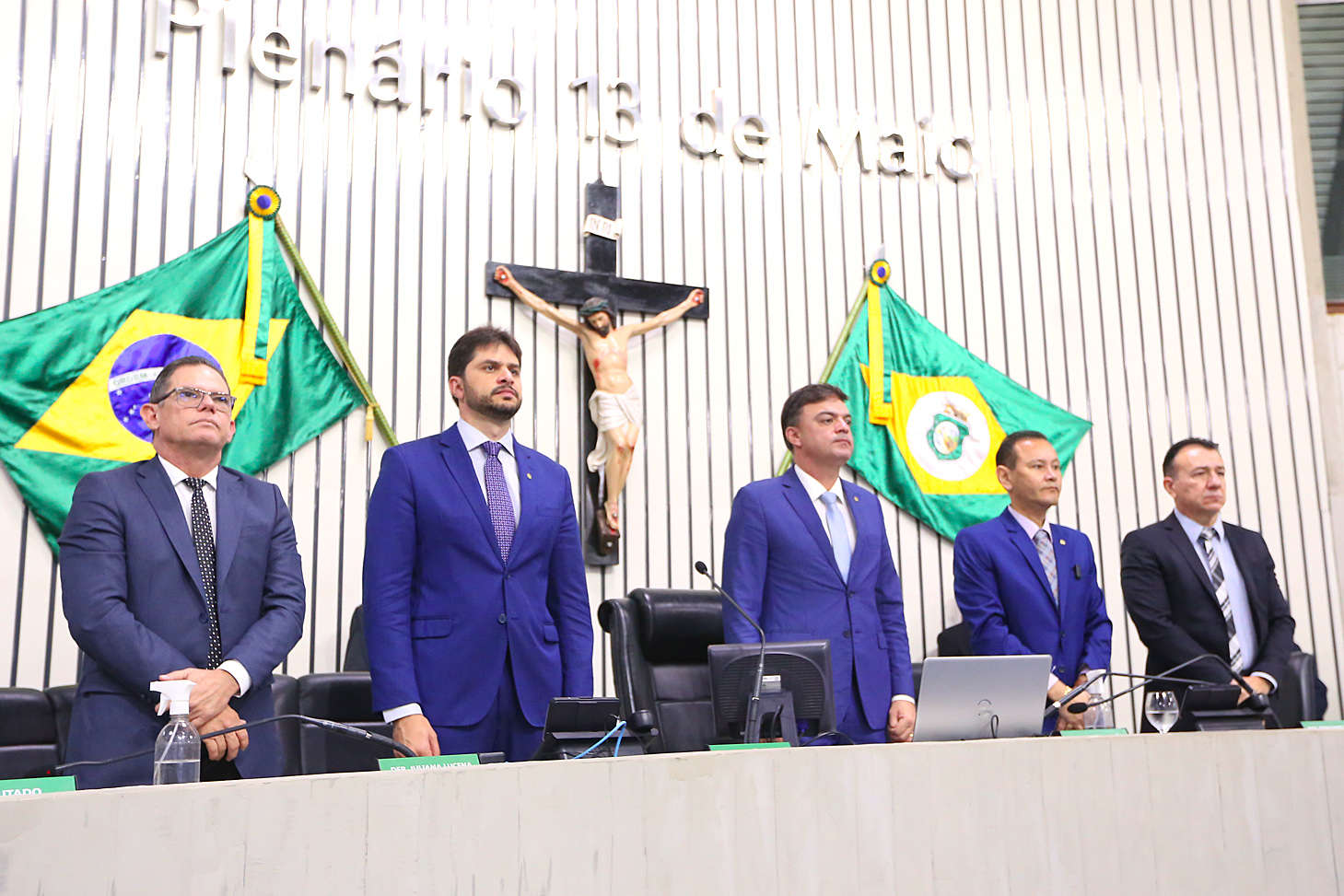 Minuto de silêncio durante a sessão plenária