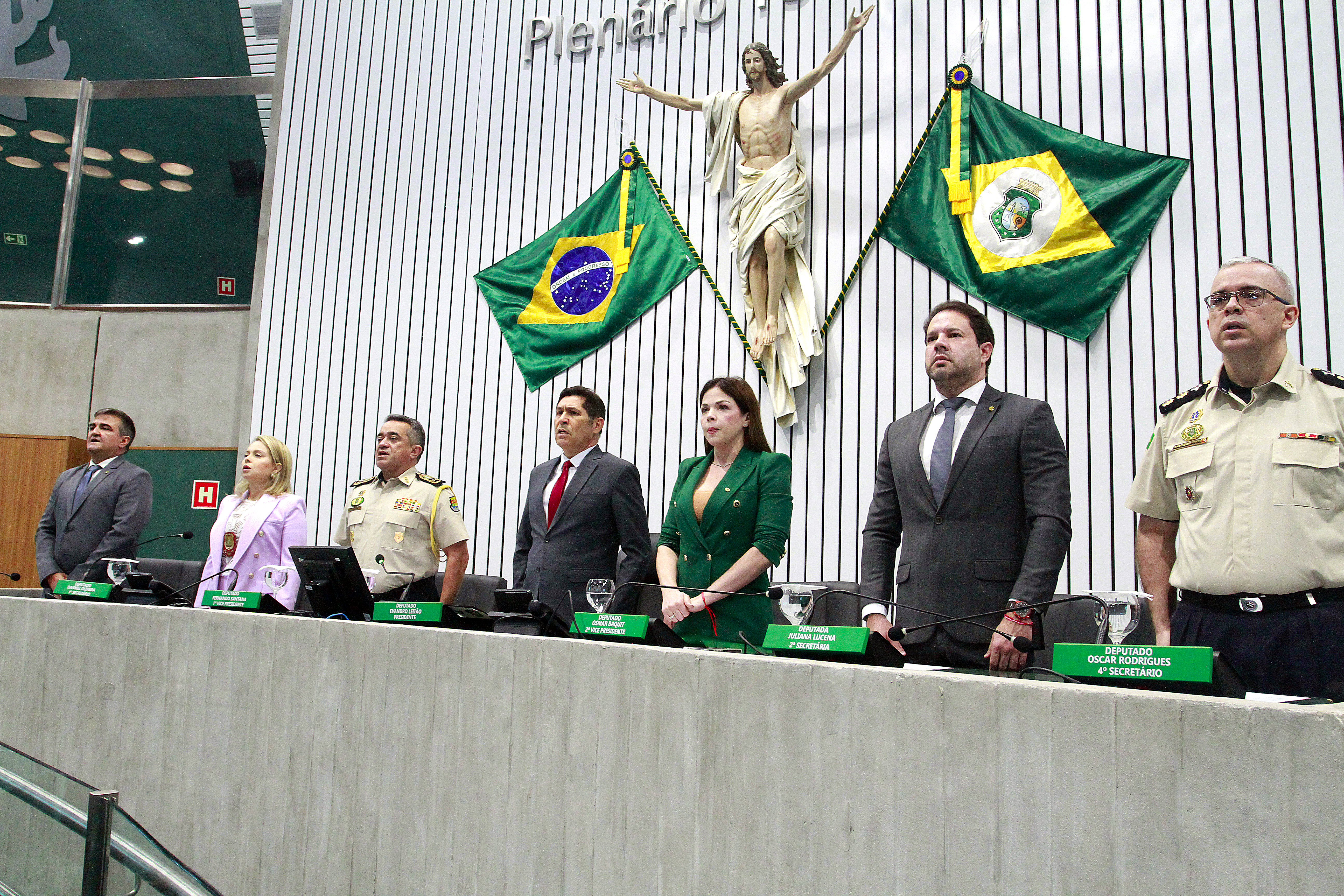 A mesa da cerimônia reuniu autoridades civis e militares.