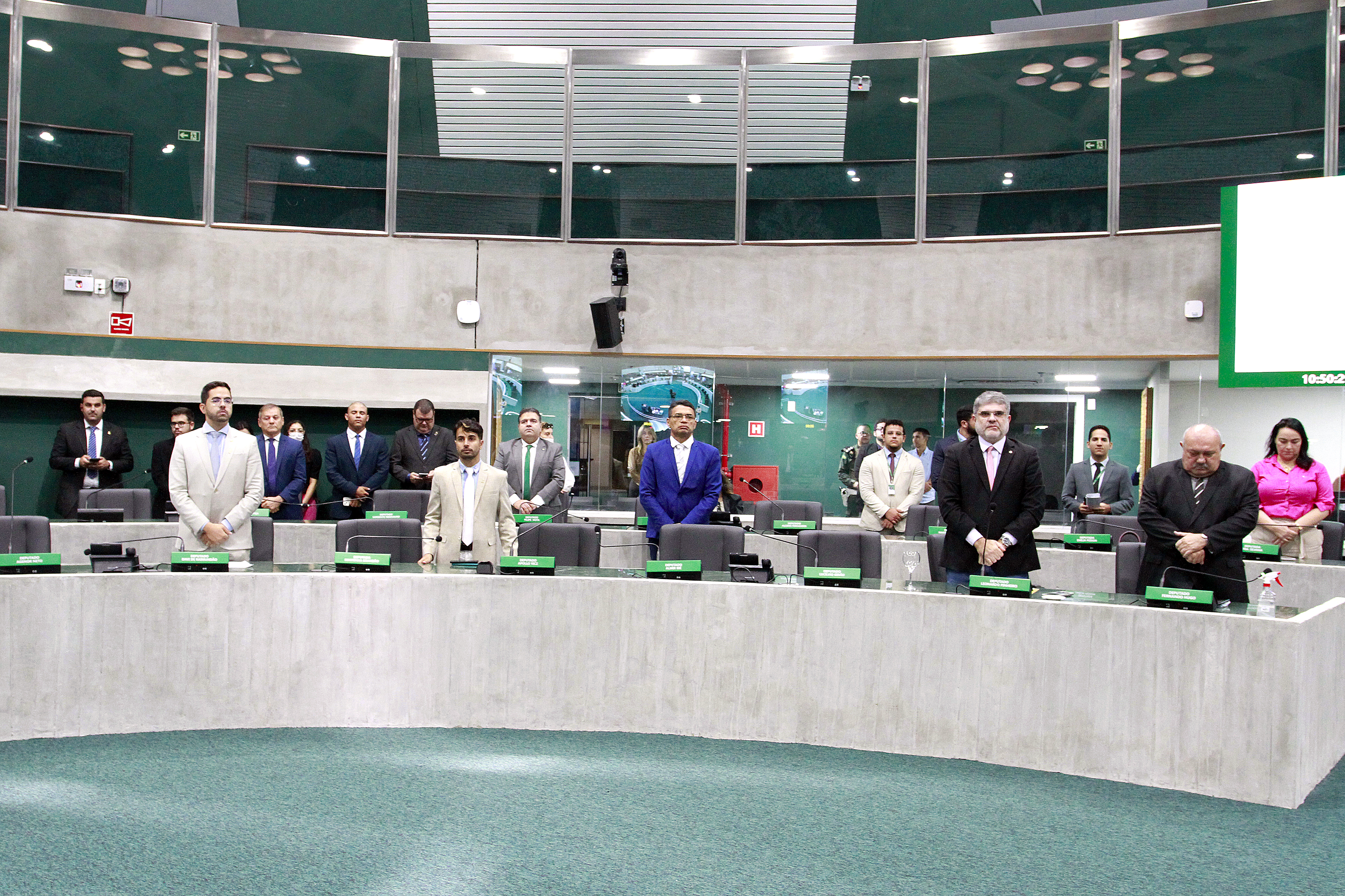 Minuto de silêncio durante a sessão plenária