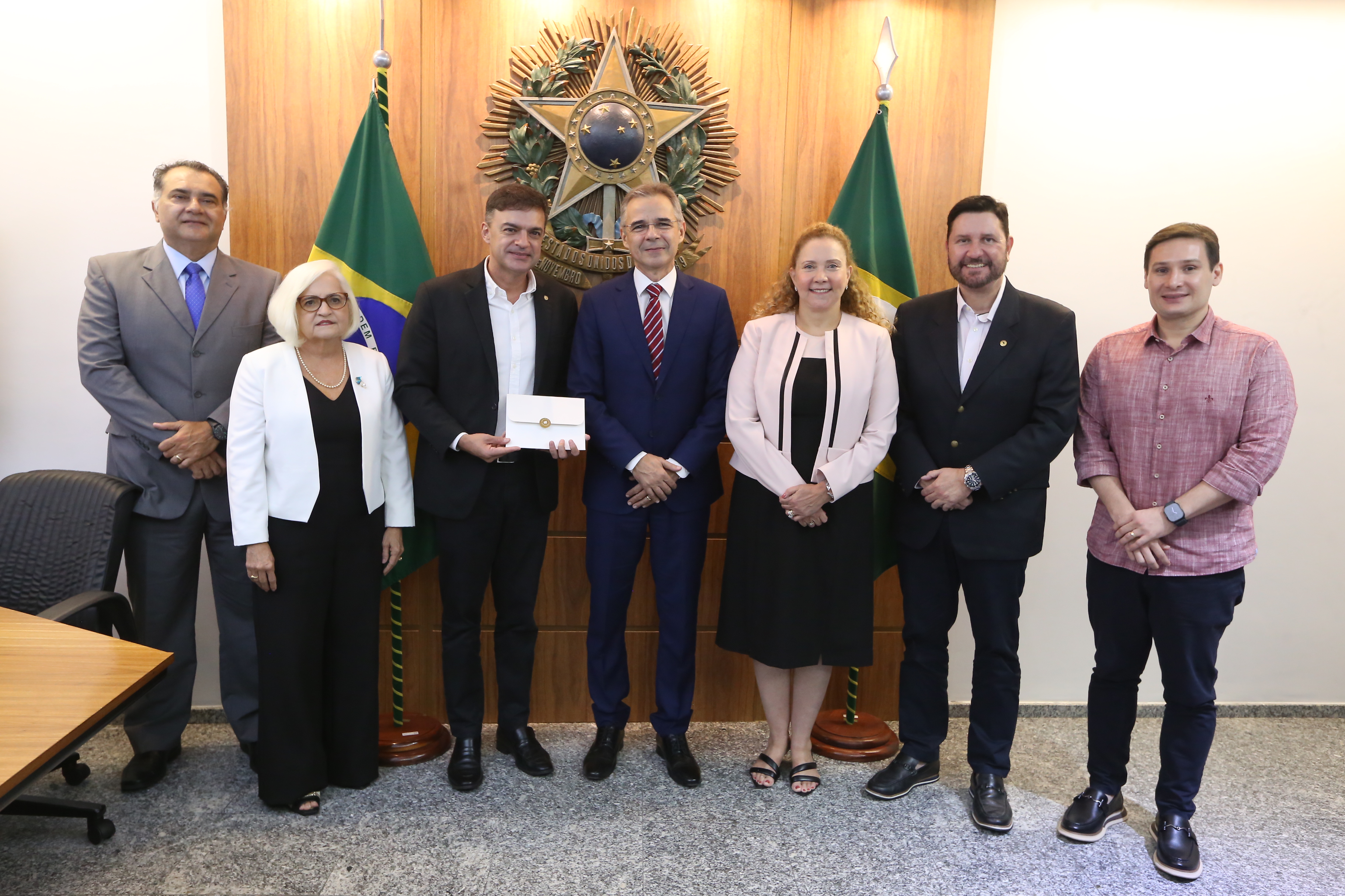 Presidente da Alece, deputado Fernando Santana (PT), recebe desembargadores do TJCE