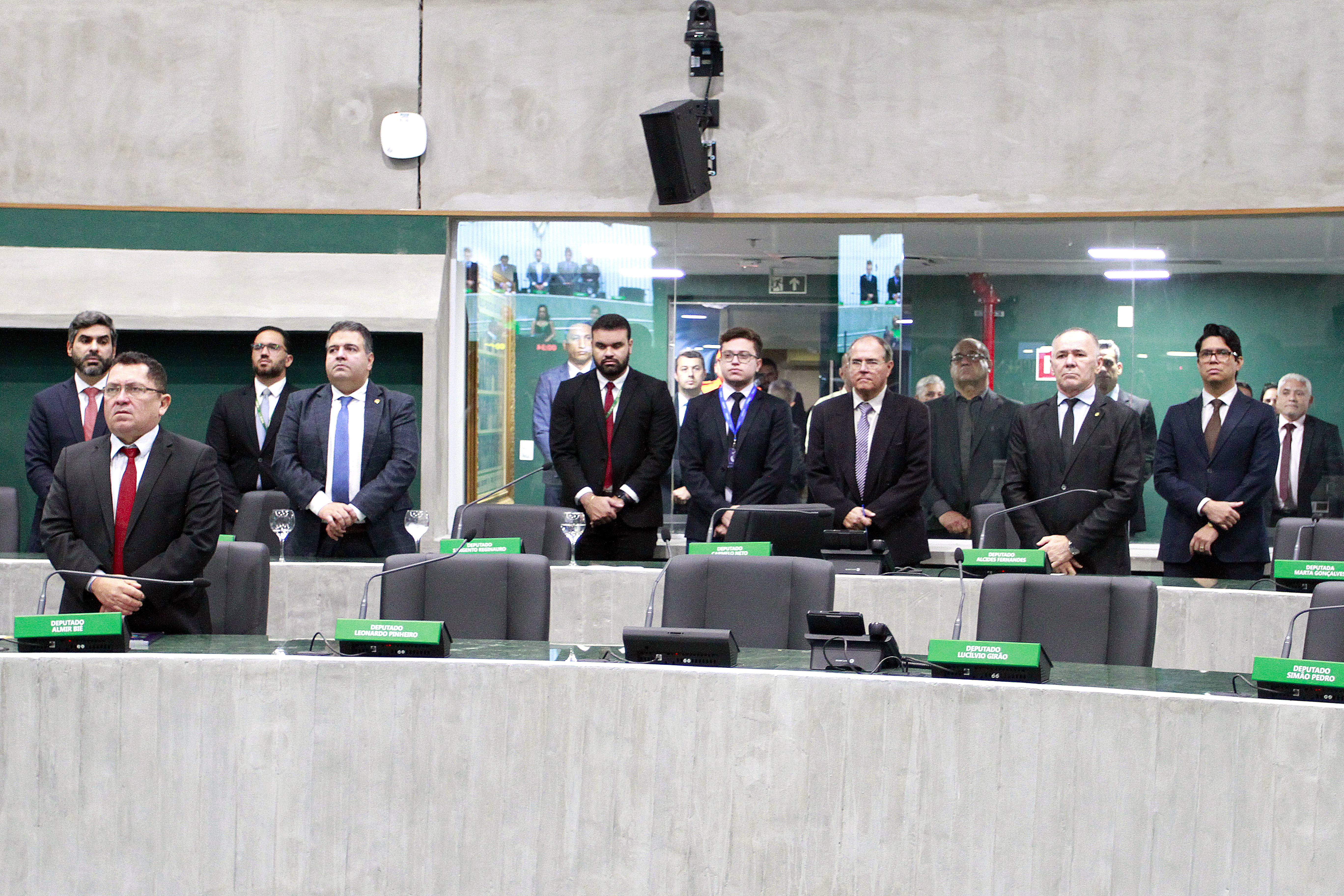 Minuto de silêncio durante a sessão plenária