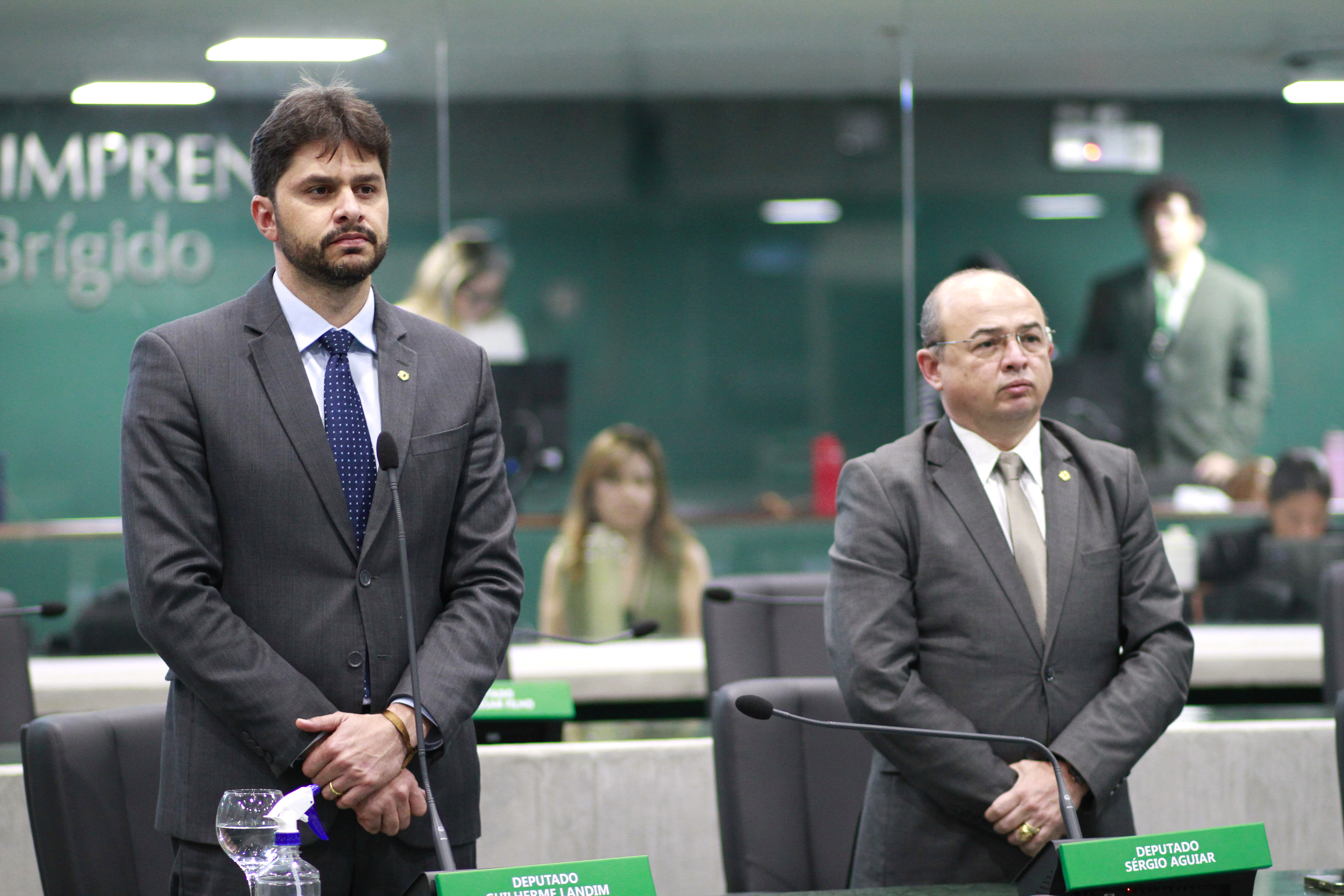 Minuto de silêncio durante a sessão plenária