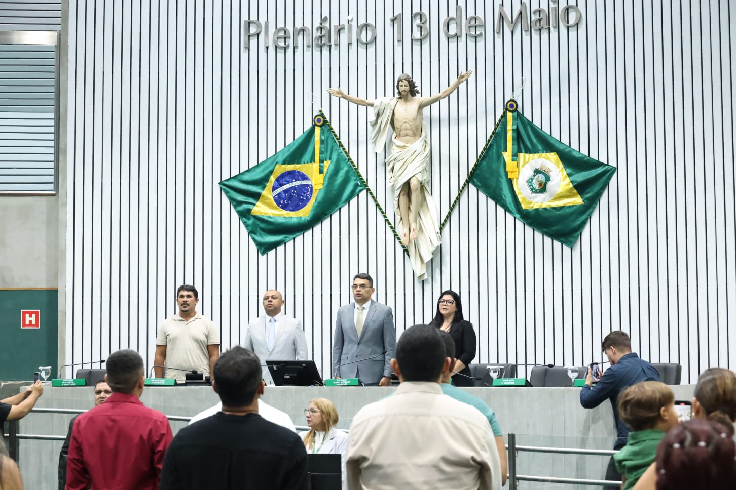 Sessão solene foi realizada no Plenário 13 de Maio
