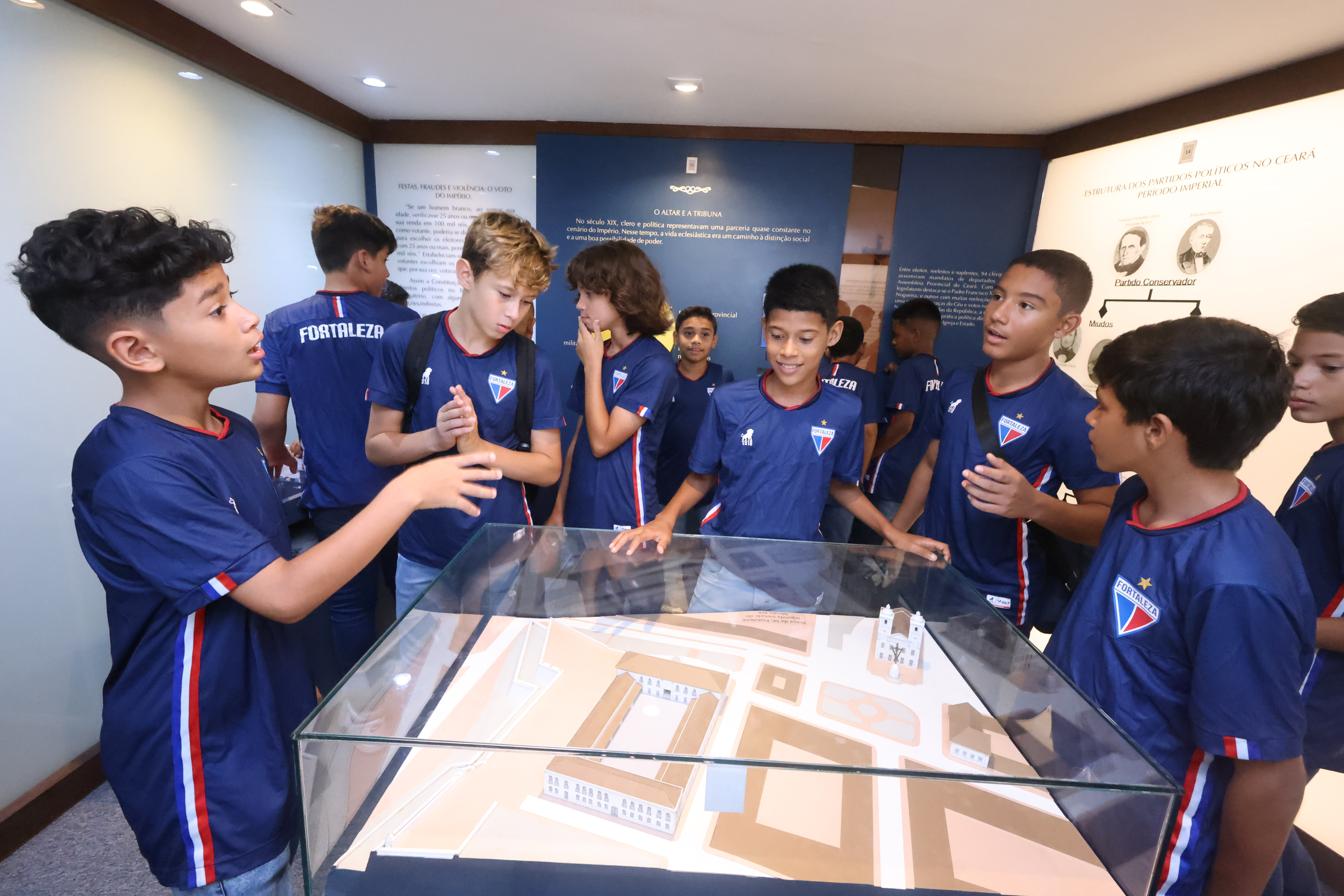 Jogadores do sub-12 do Fortaleza em visita ao Malce