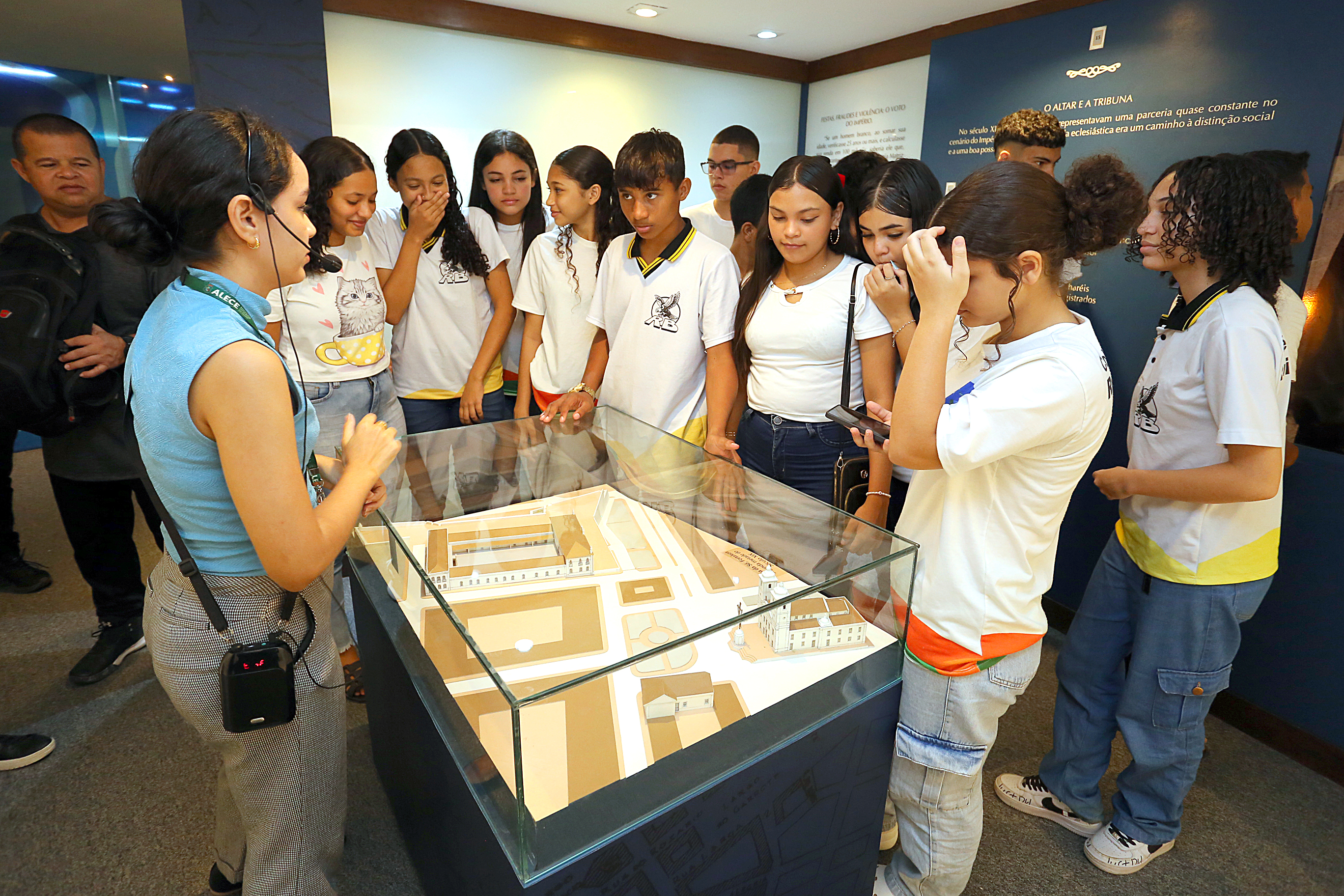 Alunos do Colégio Rui Barbosa visitam Memorial da Alece