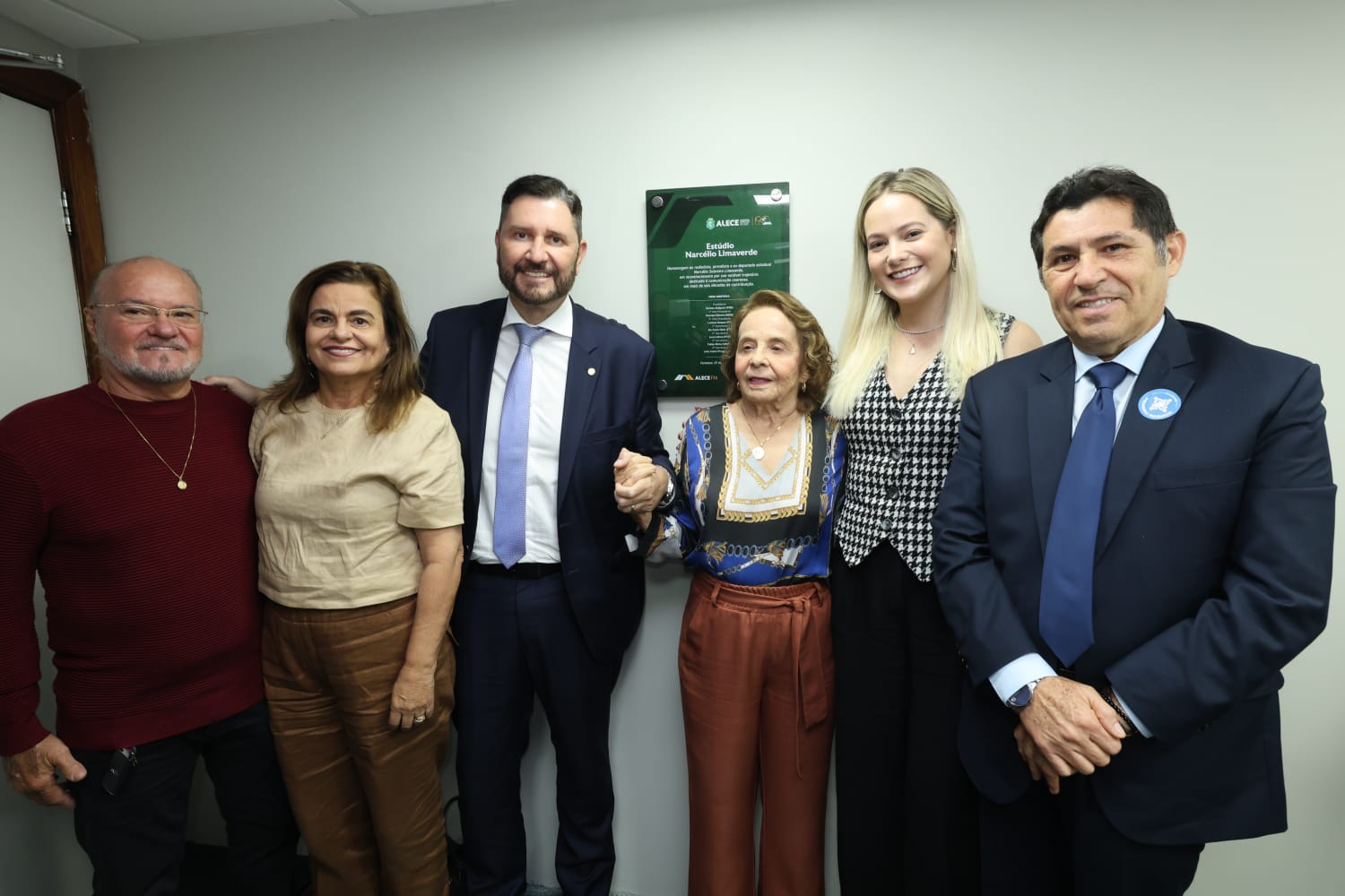 Presidente Romeu Aldigueri inaugura estudio Narcélio Limaverde da Alece FM. Ao seu lado a viúva Helenira Limaverde, a primeira-dama do Legislativo, Tainah Marinho,  e o deputado De Assis Diniz, primeiro secretário da Casa.