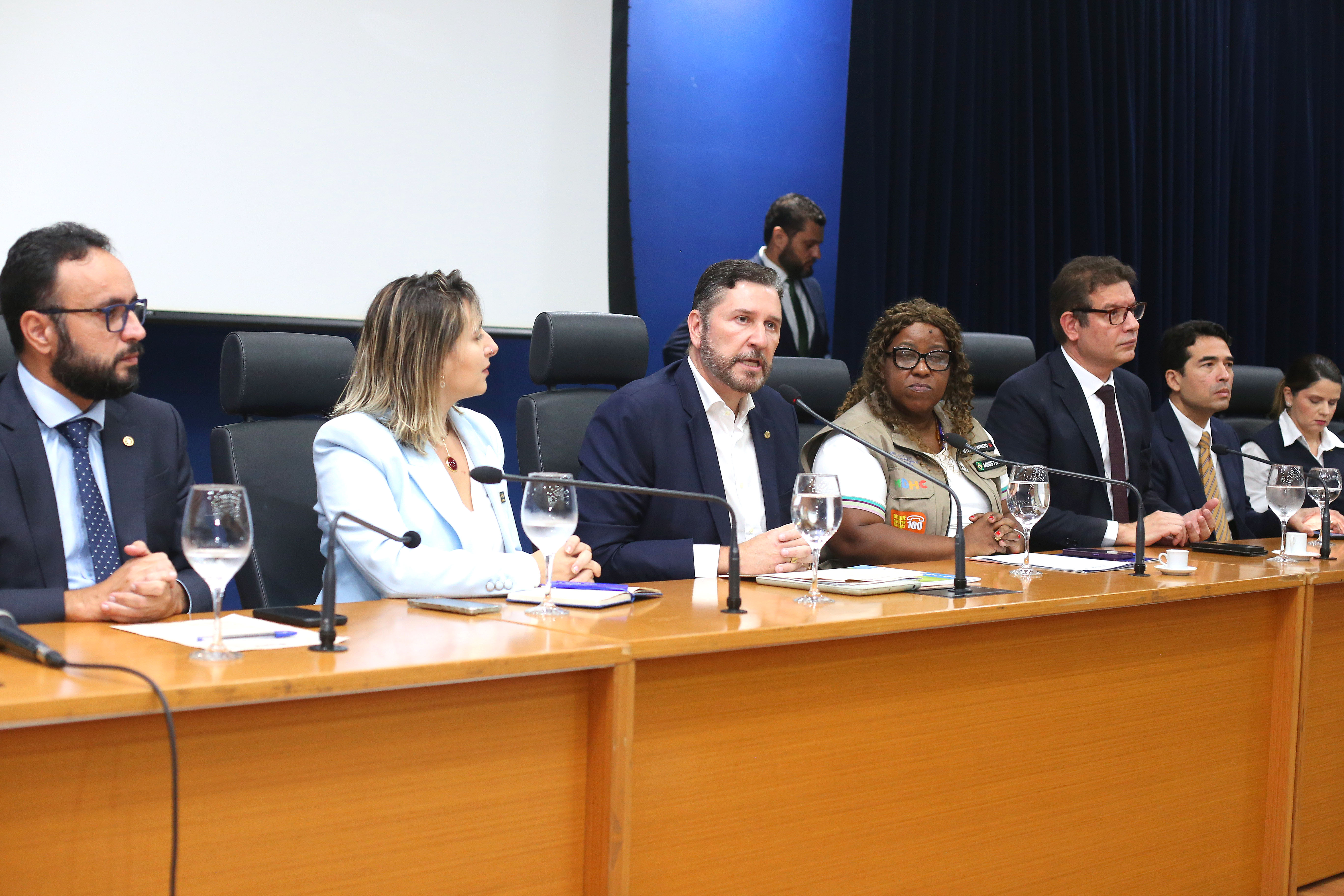 Audiência reúne autoridades estaduais e federais para debater ações de proteção a crianças e adolescentes