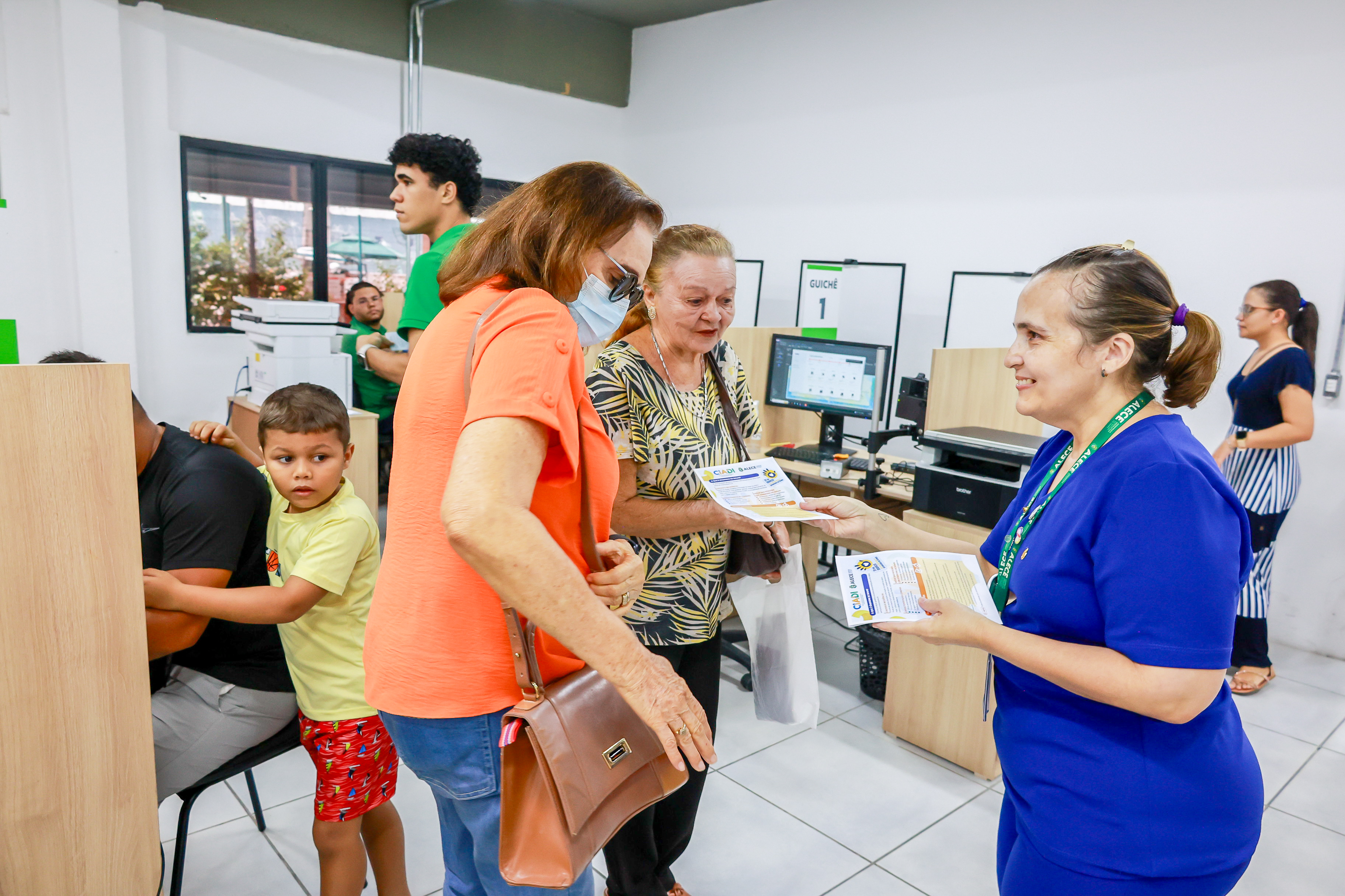 Os usuários da Casa do Cidadão receberam material informativo e orientações voltadas para incluir pessoas com T21