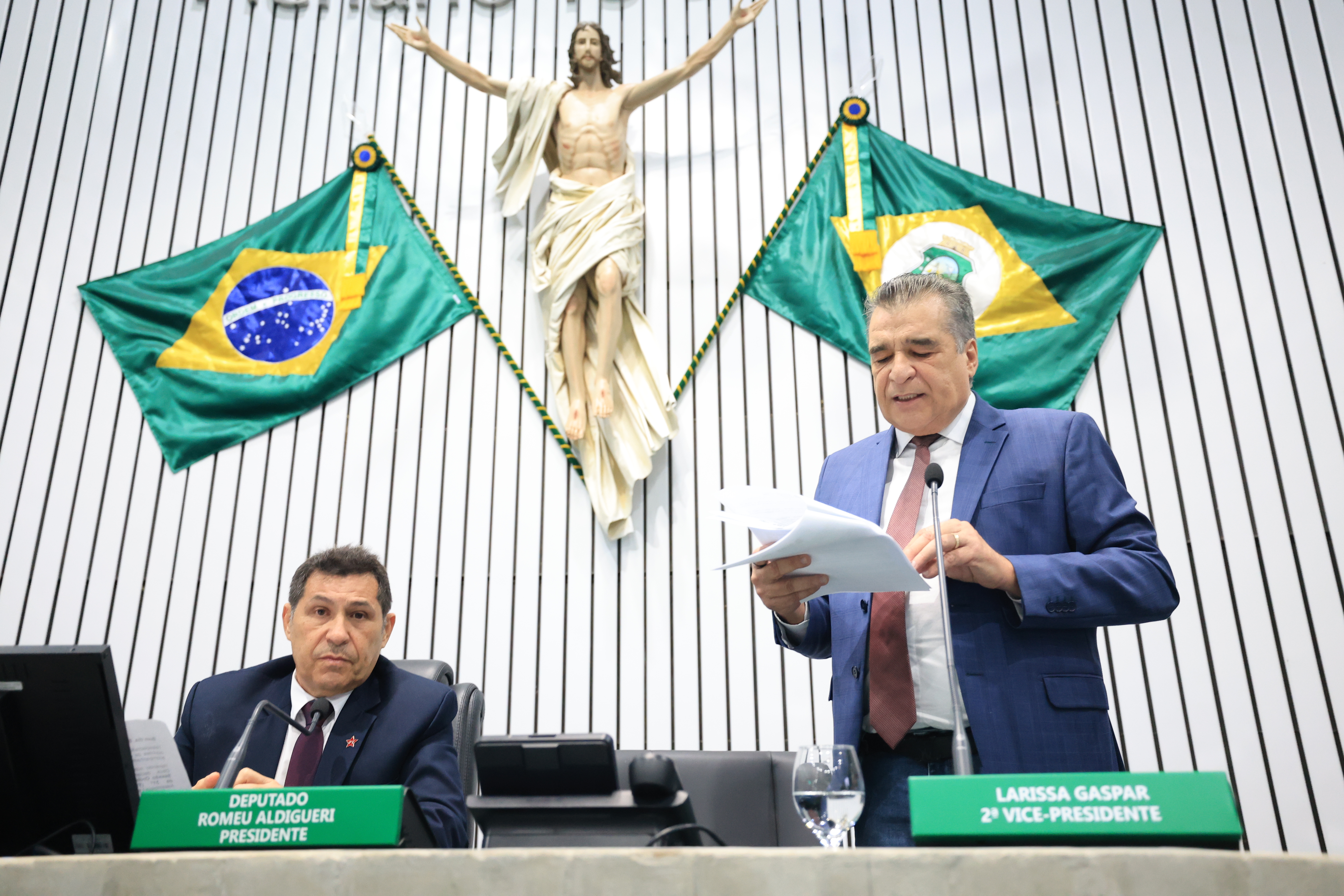 A leitura das matérias foi realizada pelo deputado João Jaime (PV)