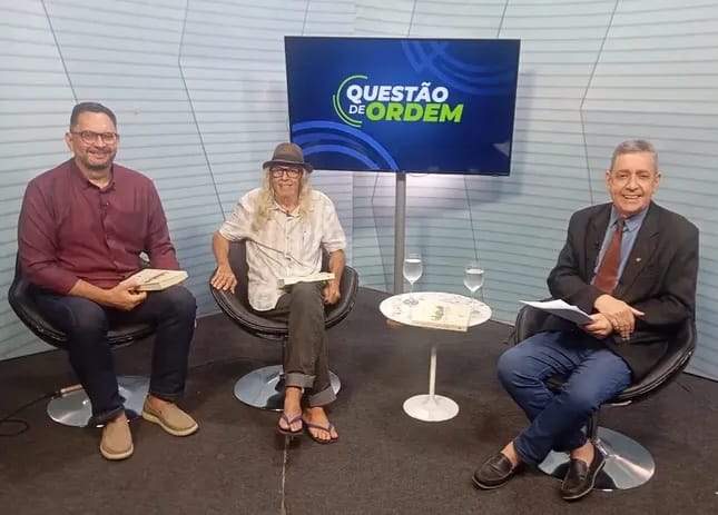 Presidente do Conselho Editorial da UFC, Francisco Silva Cavalcante, e o professor Ronaldo Salgado, em entrevista ao jornalista Renato Abreu