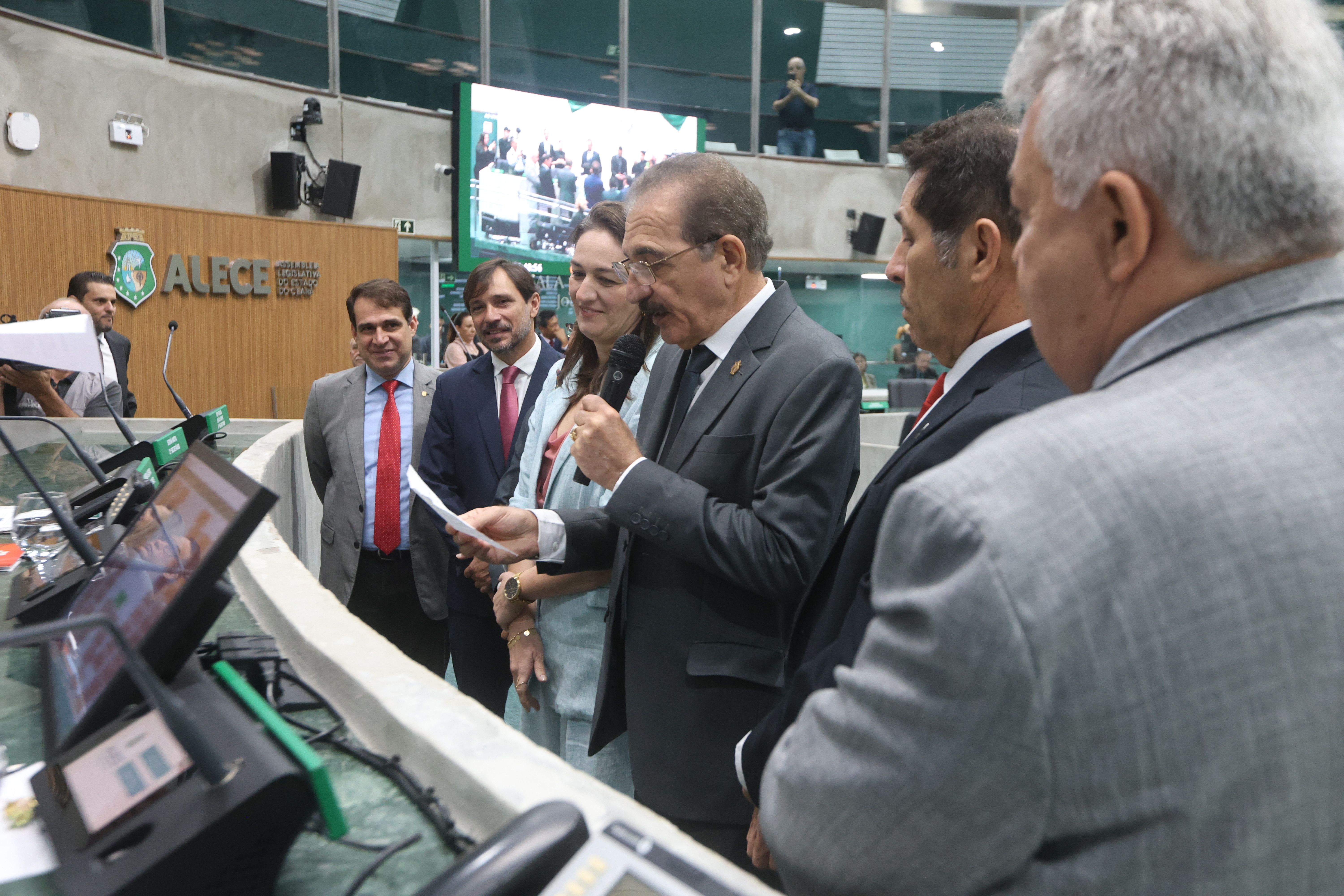 Walter Cavalcante (PV) toma posse na Alece e assume a vaga da deputada Juliana Lucena (PDT)