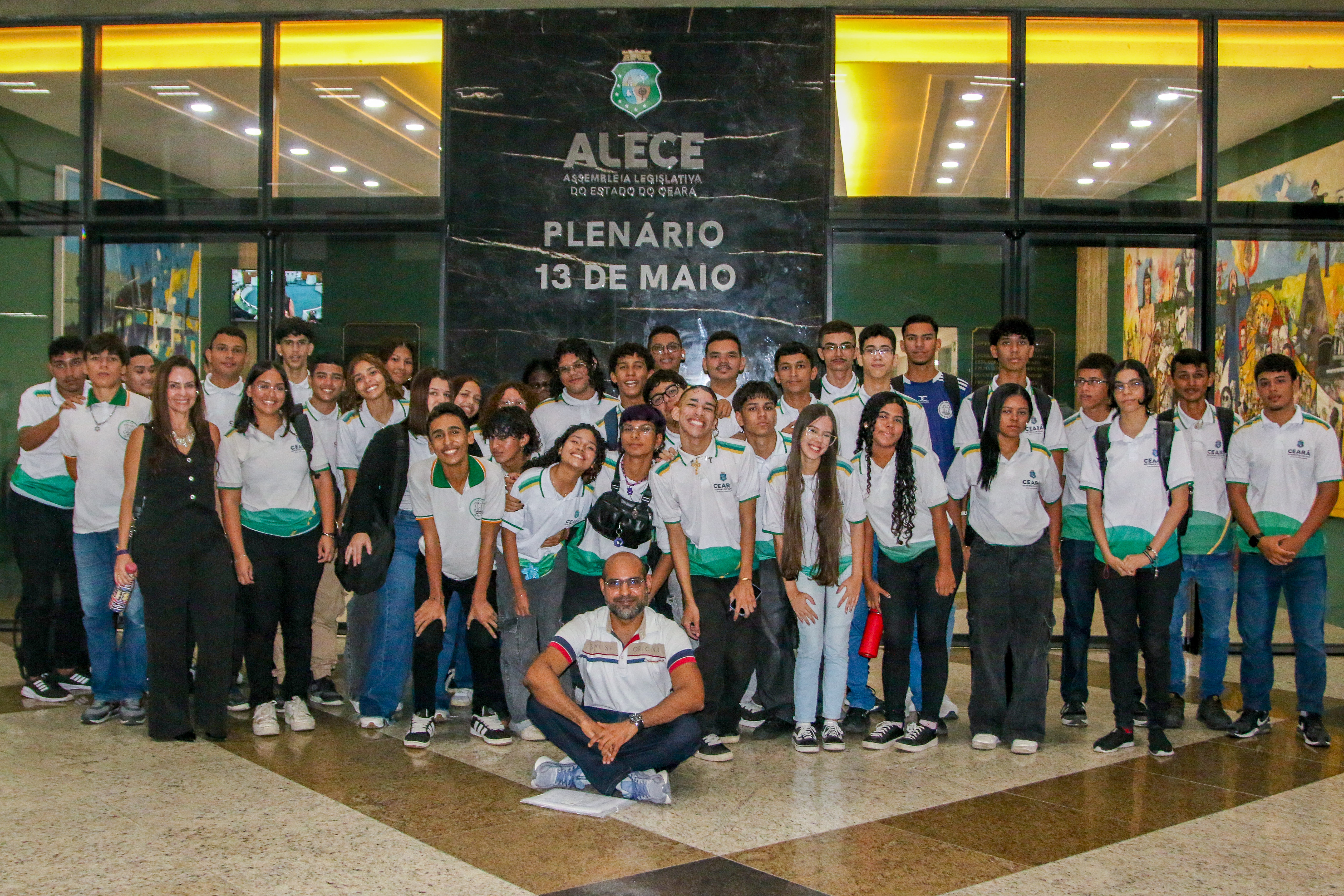 Alunos do 2º ano médio do Liceu do Ceará conhecem os espaços da Alece