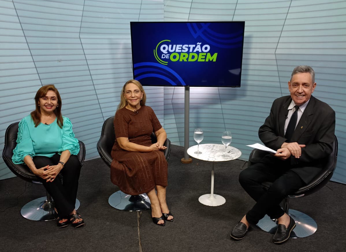 A jornalista Ana Célia Oliveira (à esquerda), Angela Gurgel (centro) e o apresentador Renato Abreu (à direita)