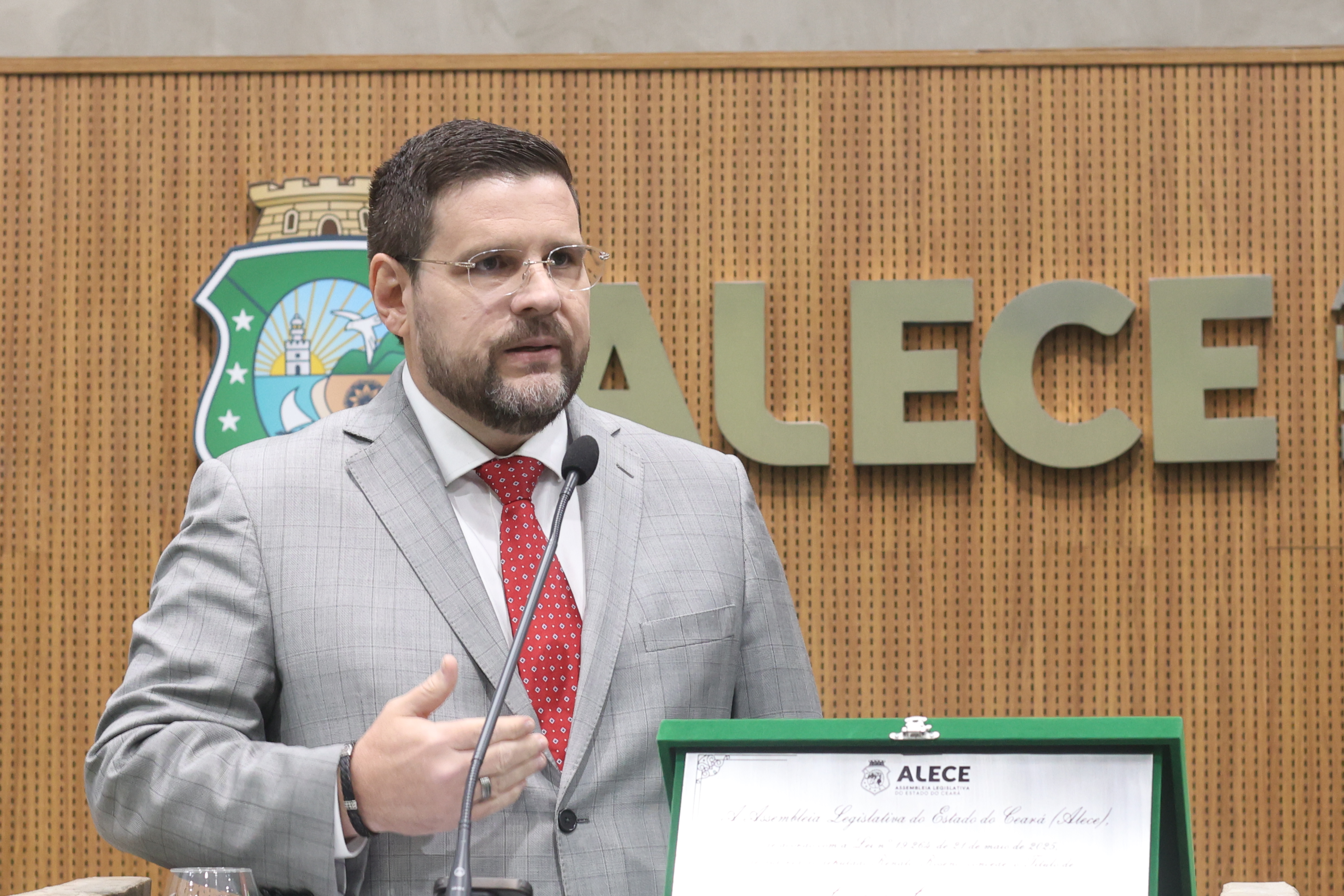 Jurista Marcelo Ribeiro Uchôa recebe Título de Cidadão Cearense na Alece.