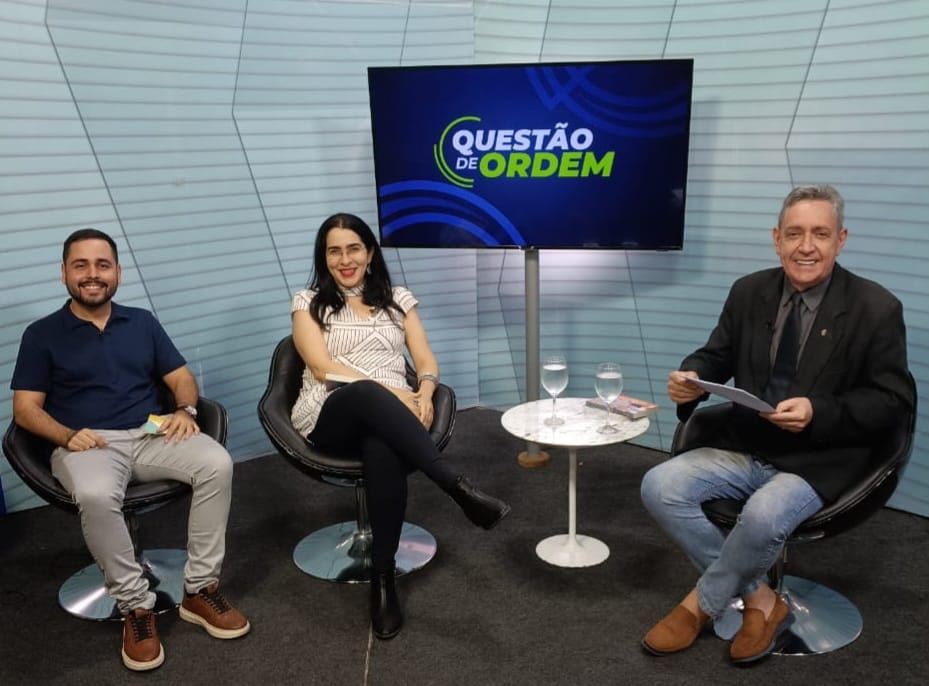 Coordenador editorial Fernando Gleibe (à esquerda) e a professora Tércia Montenegro (centro), ao lado do jornalista Renato Abreu