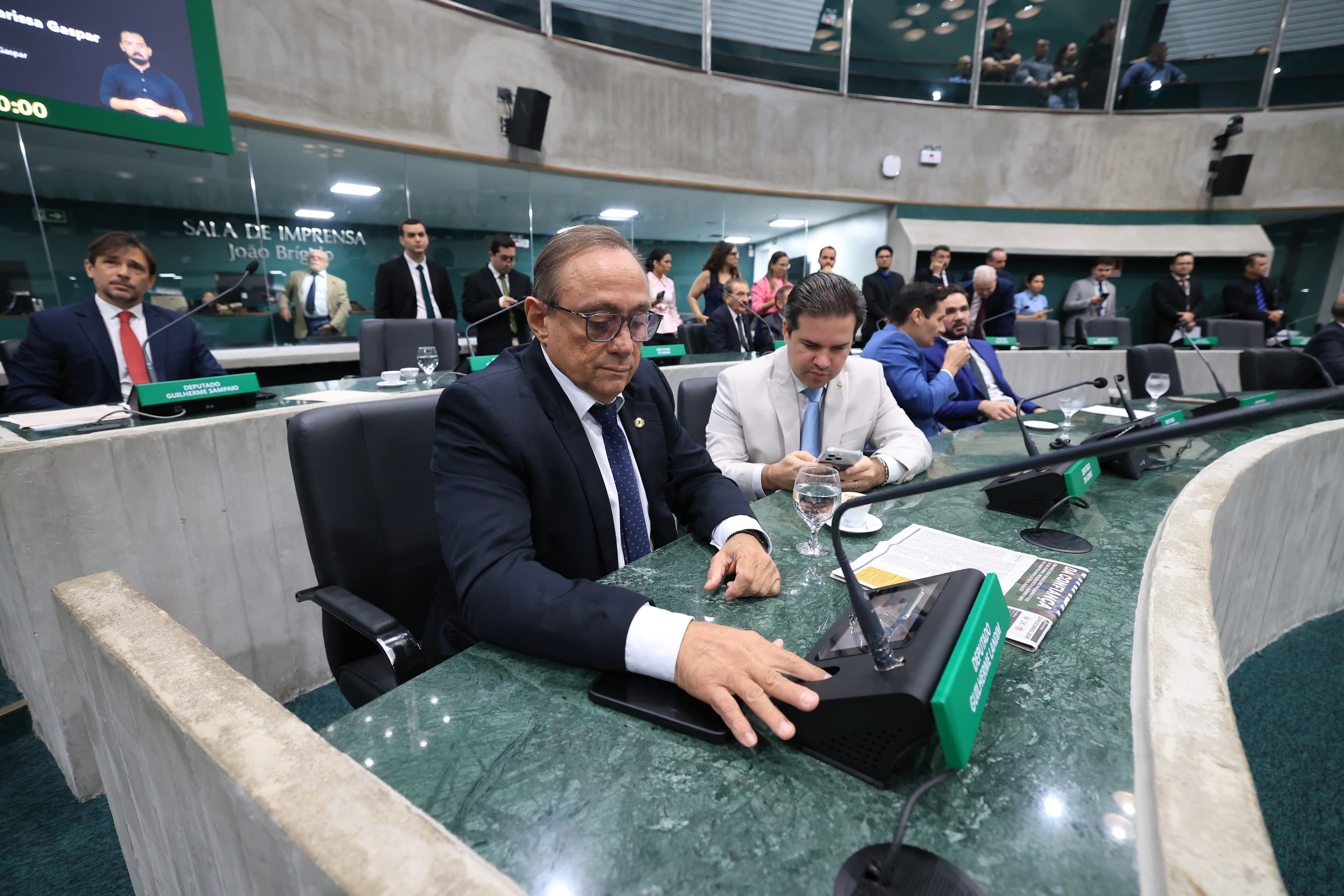 As propostas foram discutidas na Ordem do Dia da sessão plenária desta quinta-feira (23/4)