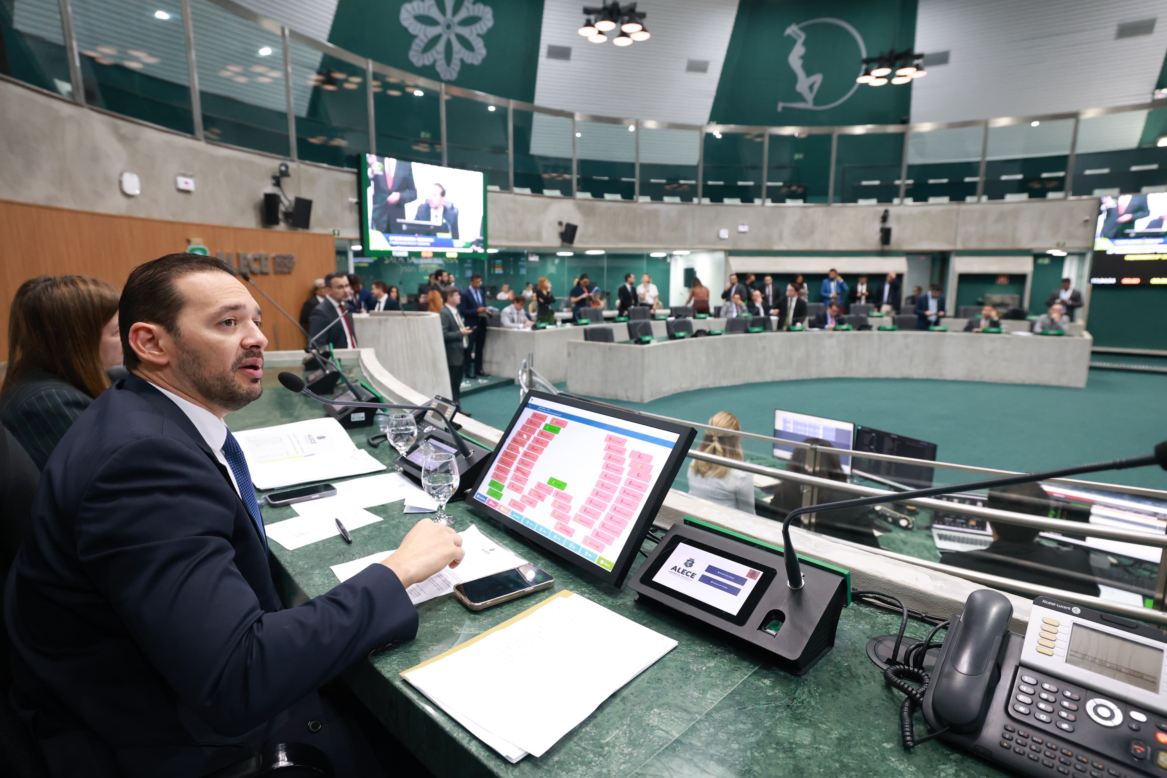 Os parlamentares aprovaram 19 proposições na sessão plenária desta quinta-feira (30/4)