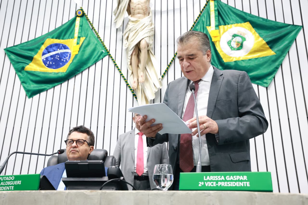 A leitura das matérias foi realizada pelo deputado João Jaime (PV)