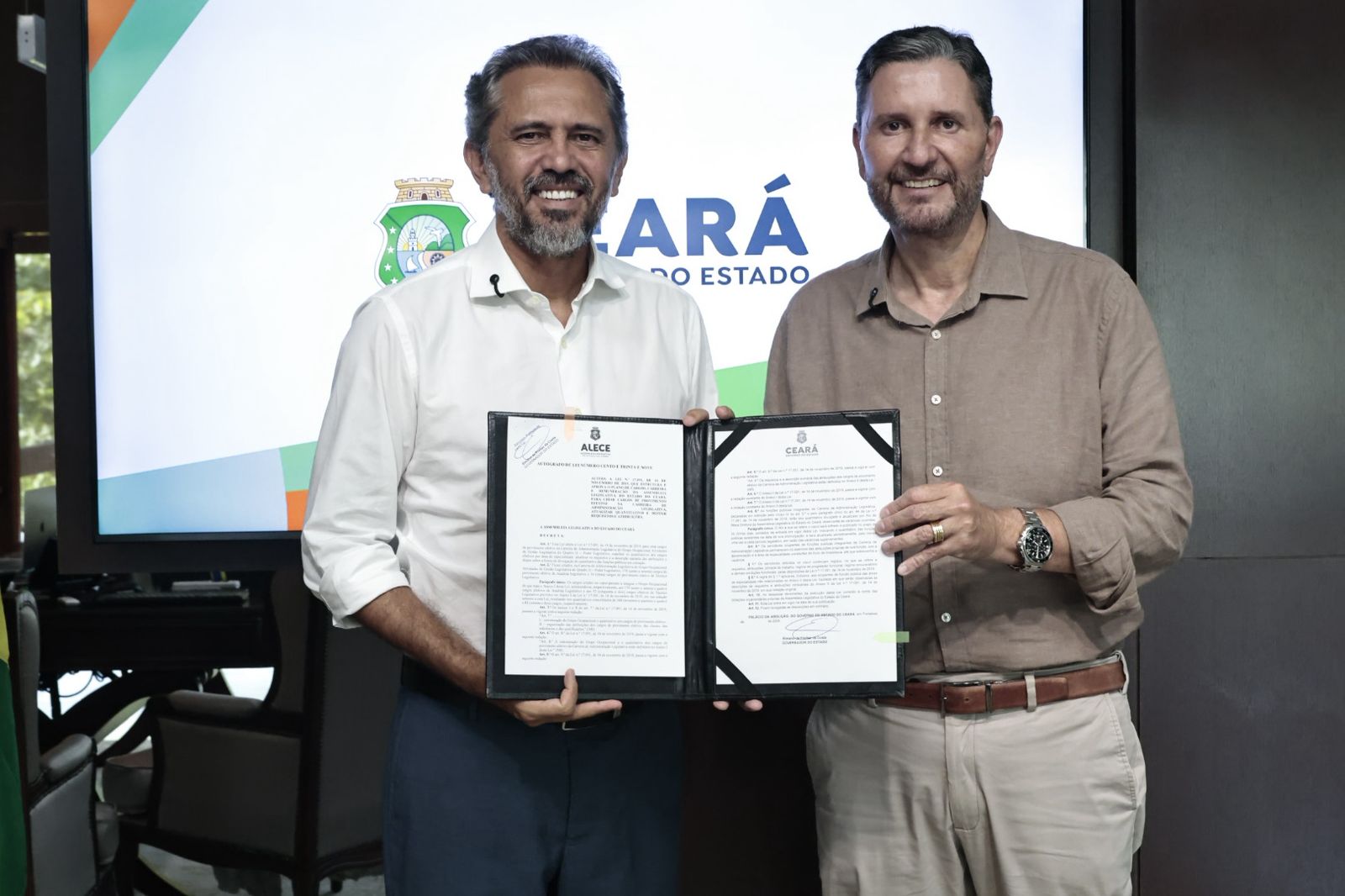 Sanção ocorreu com a presença do governador Elmano de Freitas e do presidente da Alece, deputado Romeu Aldigueri (PSB)
