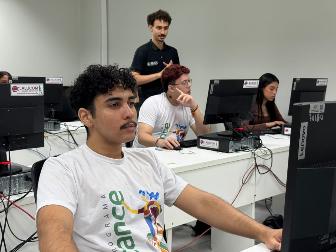 Alece auxilia alunos do Programa Alcance na escolha de carreira com teste vocacional
