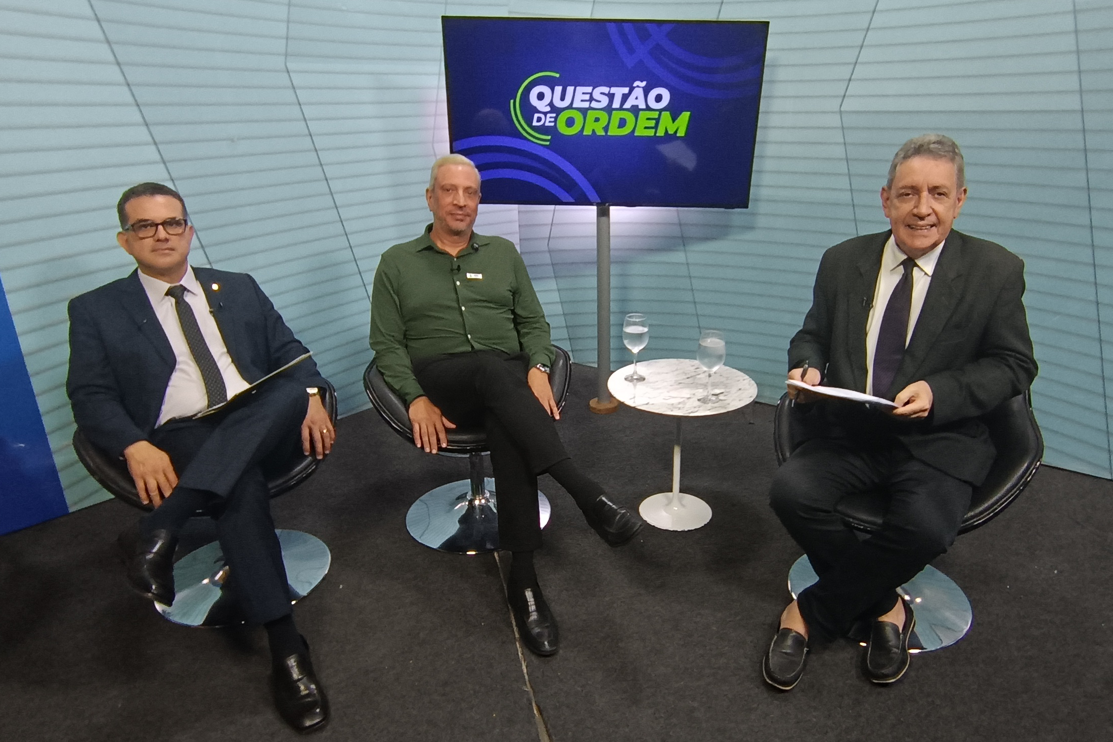 O deputado Simão Pedro (à esquerda), o presidente da Abel, Roberto Lamari, (no centro) e o jornalista Renato Abreu (à direita)