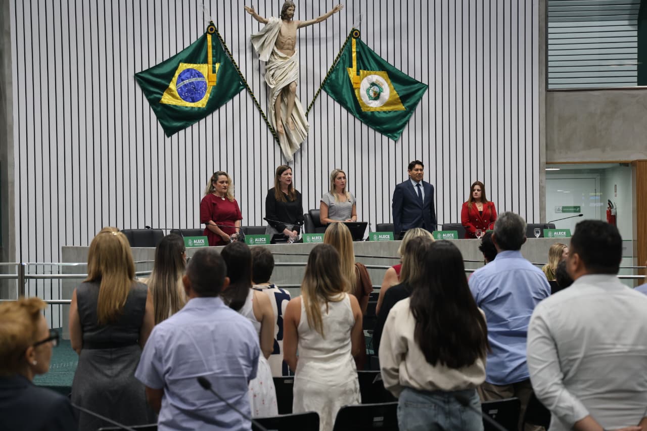 Sessão solene foi realizada no Plenário 13 de Maio