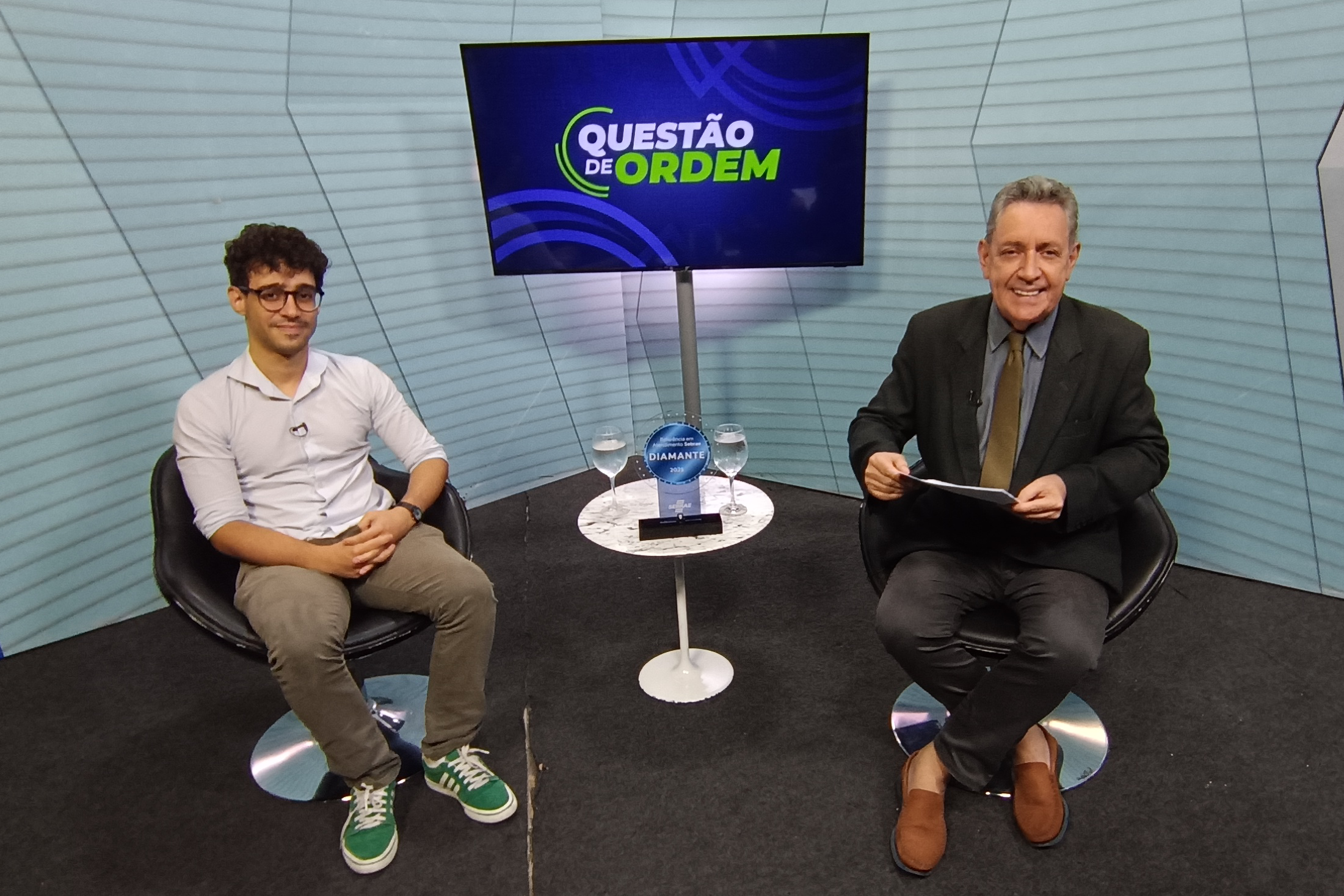 O coordenador executivo da Sala do Empreendedor, Lucas Aquino (à esquerda) e o jornalista Renato Abreu (à direita)