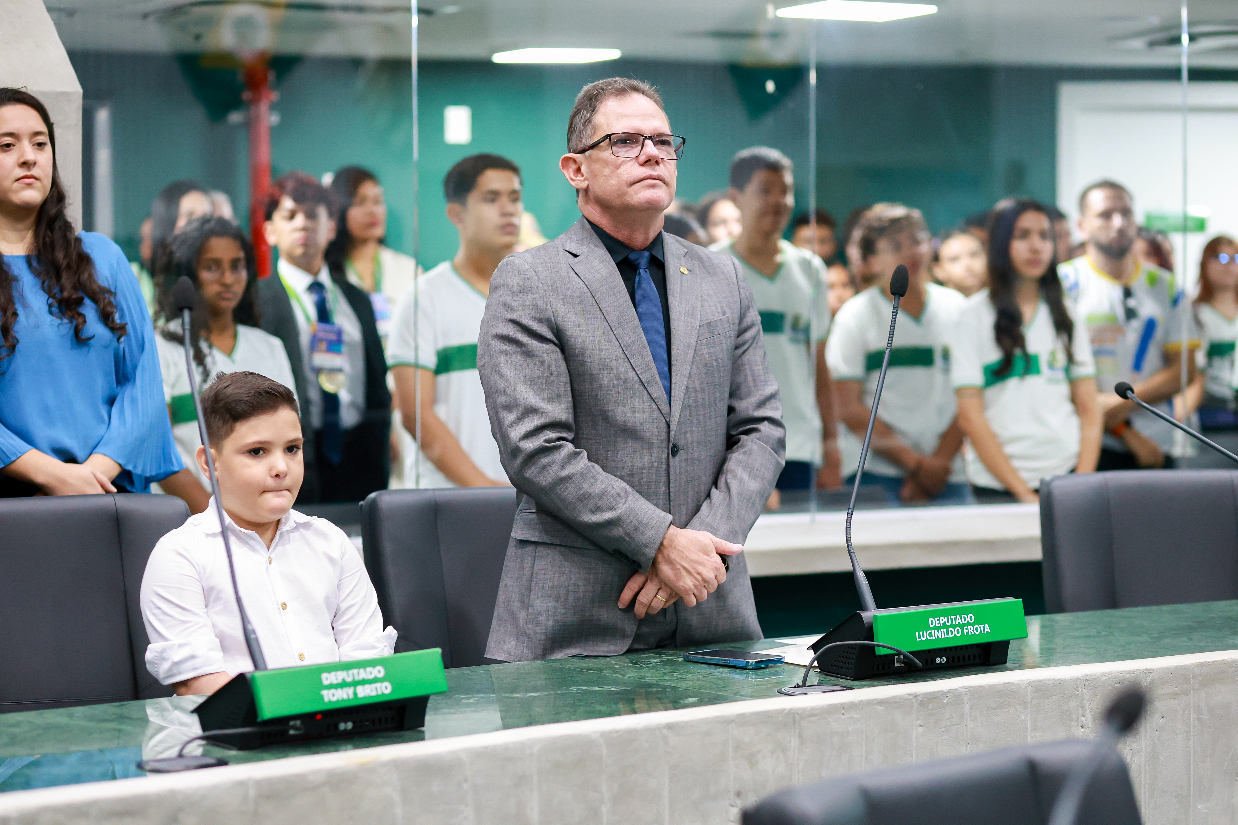 Alece presta minuto de silêncio em homenagem a cearenses