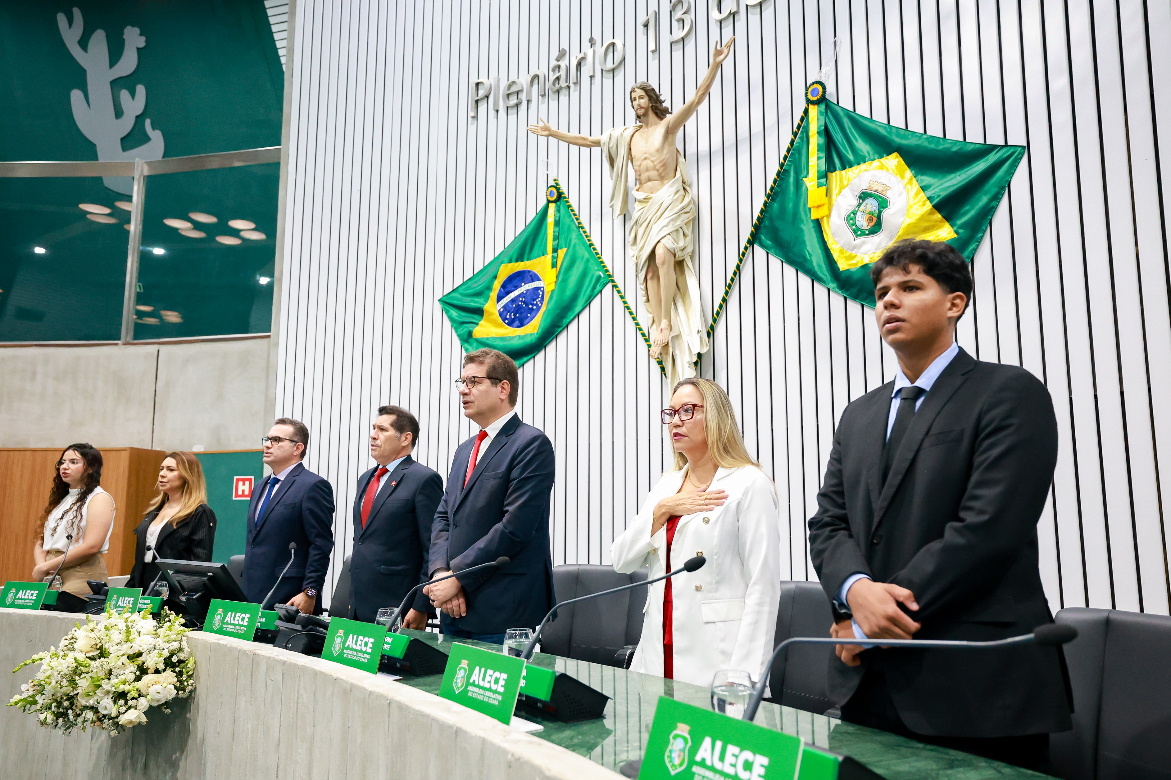 O sessão solene marcou a posse simbólica de 12 jovens parlamentares e reuniu parlamentares, servidores e integrantes da comunidade escolar